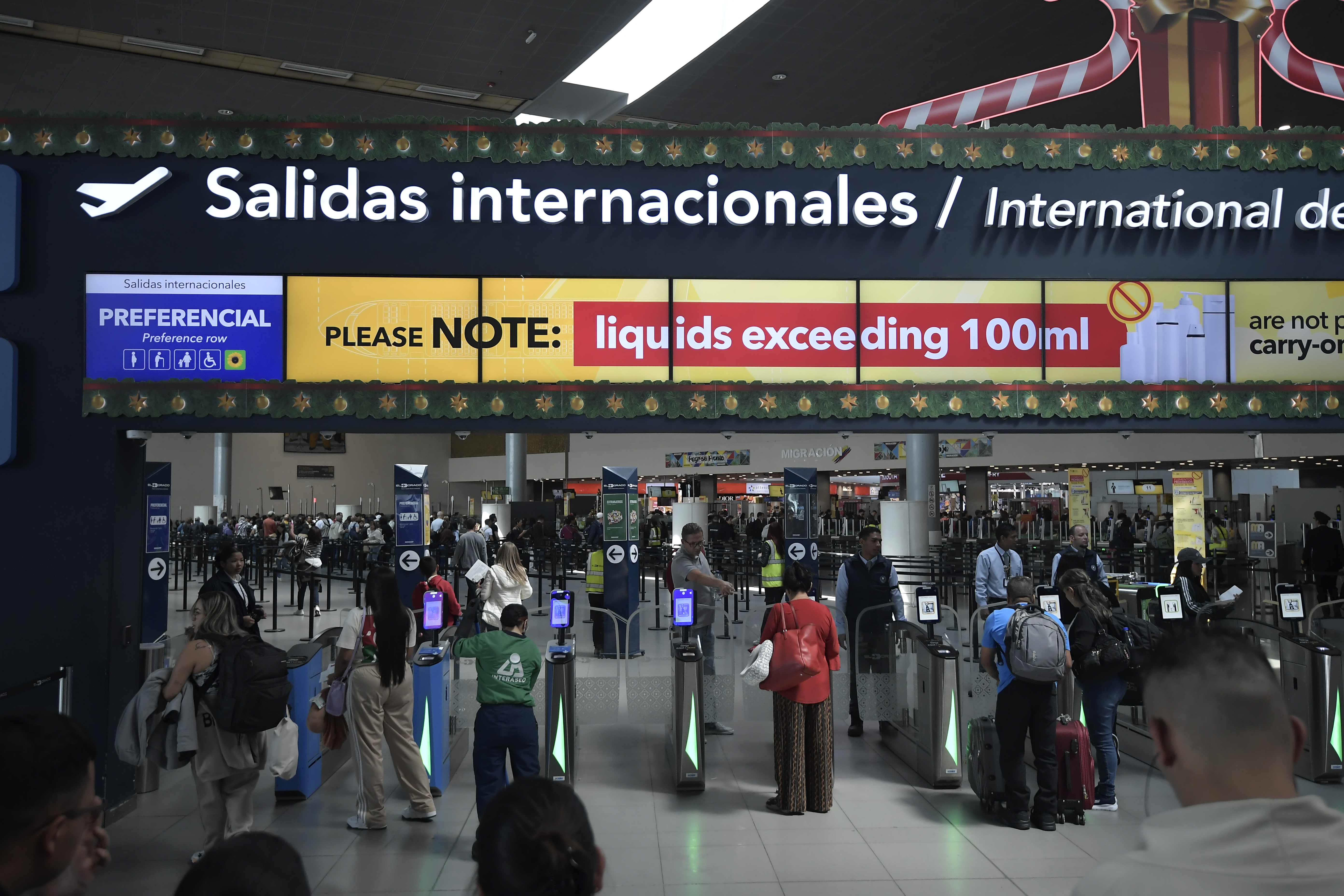 Huelga o ‘plan tortuga’ de los trabajadores de Migración Colombia, por falta de acuerdos laborales realizada en el Aeropuerto El Dorado.