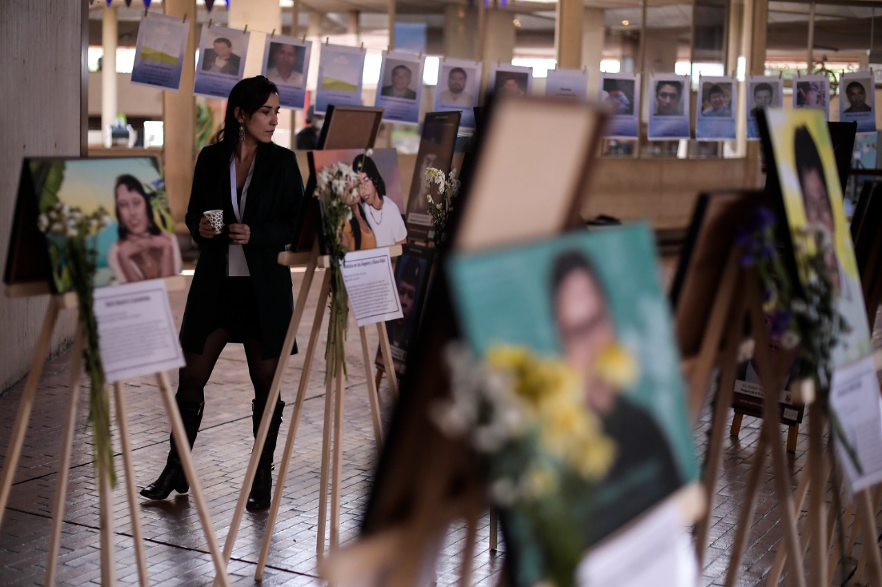 La biblioteca Virgilio Barco se llenó de rostros de víctimas de secuestro y desaparición forzada a manos de la exguerrilla de las Farc. Sus familiares intervinieron con muestras artísticas la entrada al auditorio en el que la JEP adelanta las audiencias de reconocimiento contra el antiguo secretariado de la guerrilla.