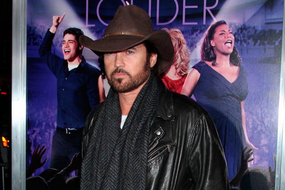 Padre de Miley Cyrus busca trabajo en el cine