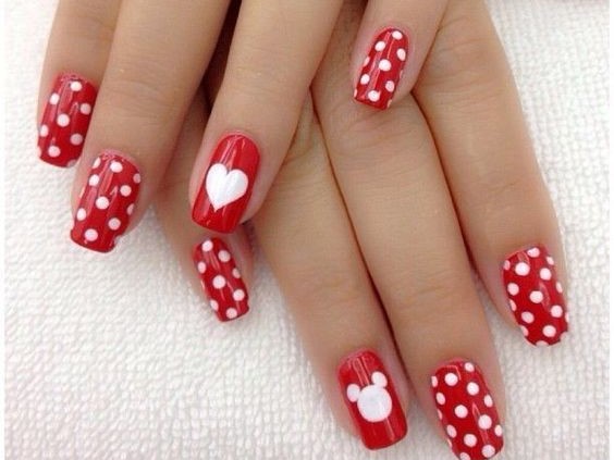 Este es un diseño simple pero efectivo. Solo necesitas un esmalte de uñas rojo y un esmalte de uñas blanco. Primero, pinta tus uñas de rojo y deja que se sequen. Luego, con la ayuda de un palillo, haz puntos blancos en tus uñas. Puedes hacer los puntos en filas, en forma de flor o en cualquier patrón que te guste.