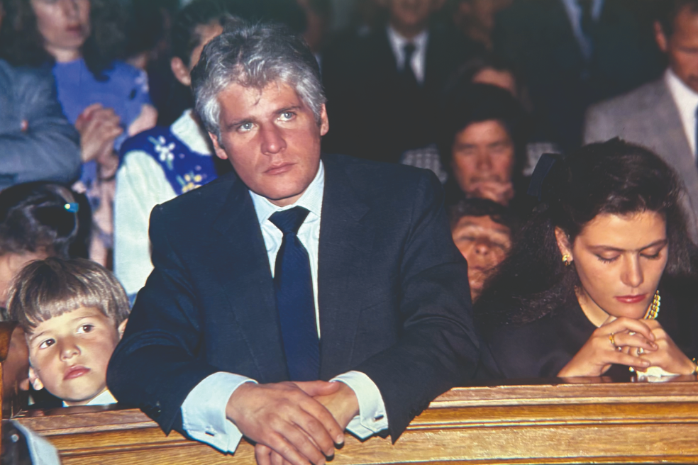 Miguel Uribe, su padre y su hermana, durante la misa de su madre, Diana Turbay.
