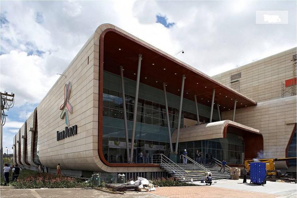 Ordenan evacuación de centro comercial Titán Plaza por supuestos líos de salubridad