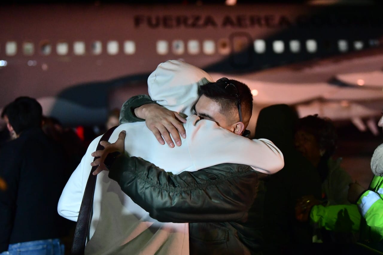 Imágenes de la llegada de los colombianos repatriados desde Israel en la madrugada de este viernes.