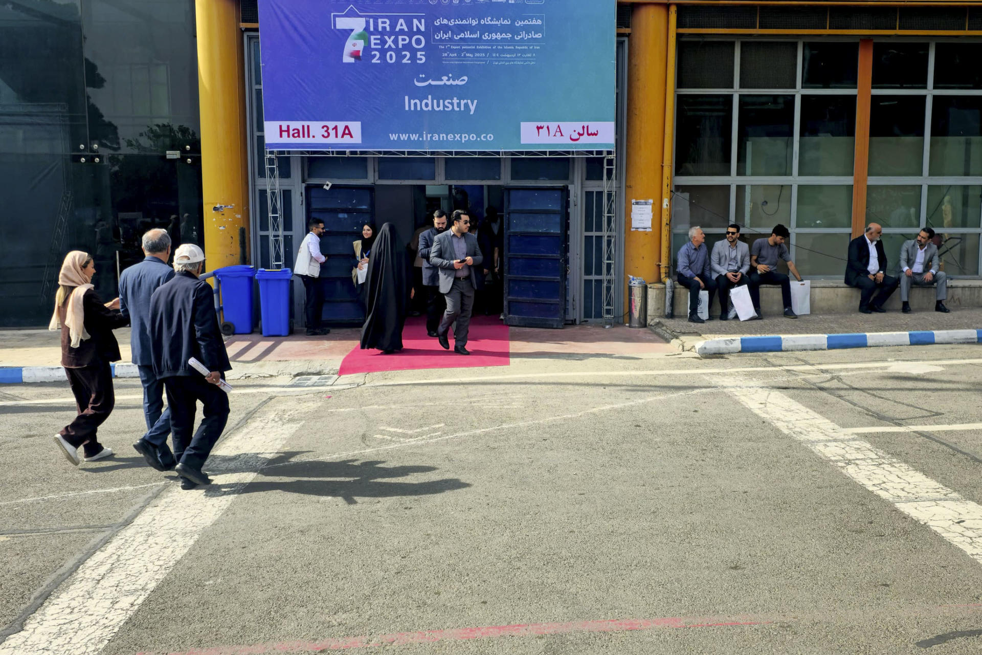 TEHERÁN, 01/05/2025.-Entrada de una de las salas de la Exposición de Capacidades de Exportación de Irán en Teherán. Los empresarios iraníes tienen los ojos puestos en las negociaciones nucleares entre Irán y Estados Unidos con la esperanza de que resulten en el levantamiento de las sanciones para poder impulsar el comercio y sacar al país persa del aislamiento económico internacional. EFE/ Aydin Shayegan