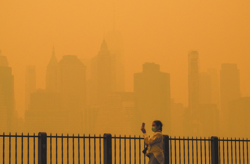 La niebla naranja es una alerta sobre lo que pasa si no se controlan las emisiones, advierte el primer ministro de Canadá, que tiene 150 incendios forestales activos.