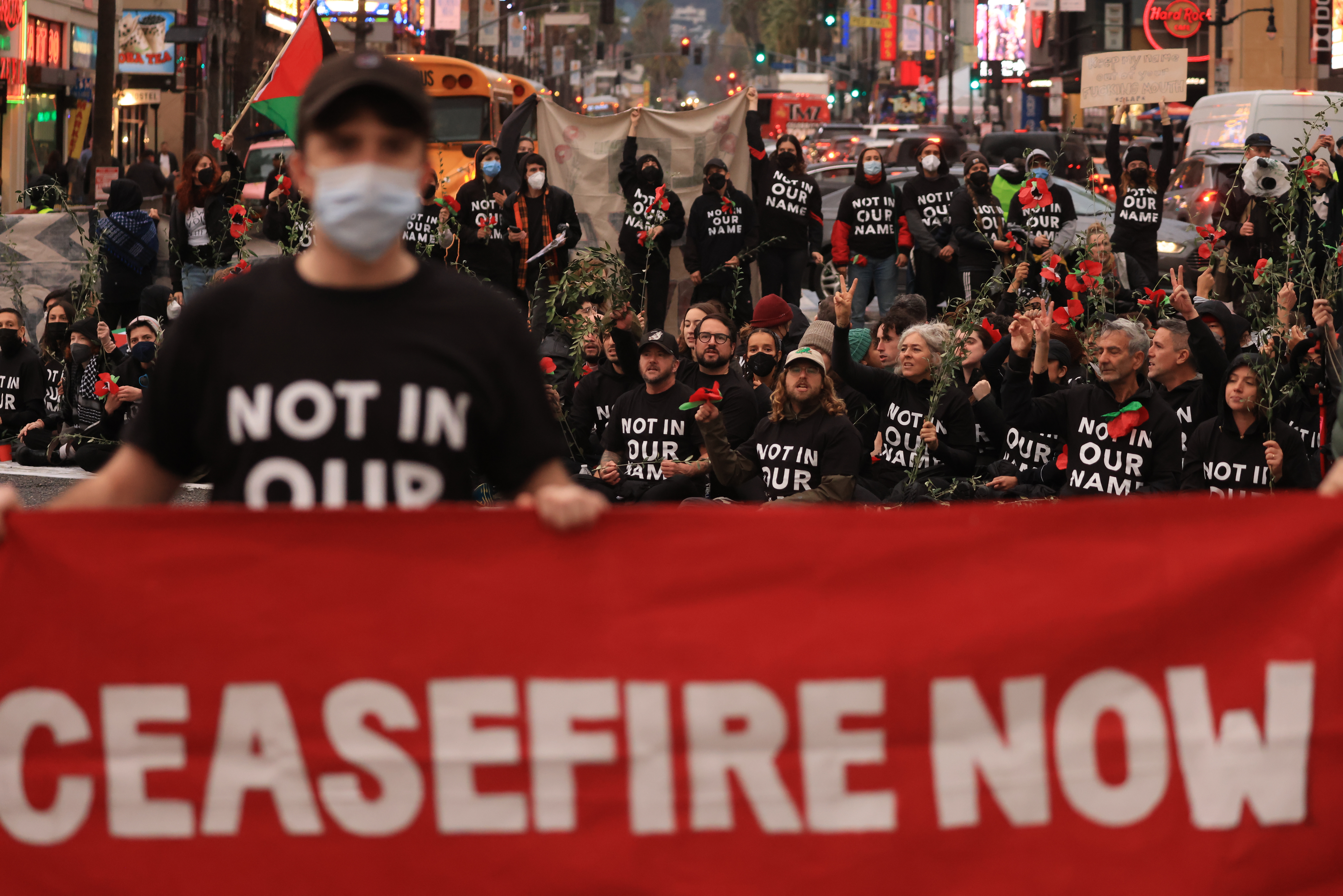 Los Angeles (United States), 16/11/2023.- Jewish activists calling for a ceasfire in the Gaza Strip shut down the intersection of Hollywood and Highland, in Los Angeles, California, USA, 15 November 2023. Thousands of Israelis and Palestinians have died since the militant group Hamas launched an unprecedented attack on Israel from the Gaza Strip on 07 October, and the Israeli strikes on the Palestinian enclave which followed it. (Protestas) EFE/EPA/DAVID SWANSON