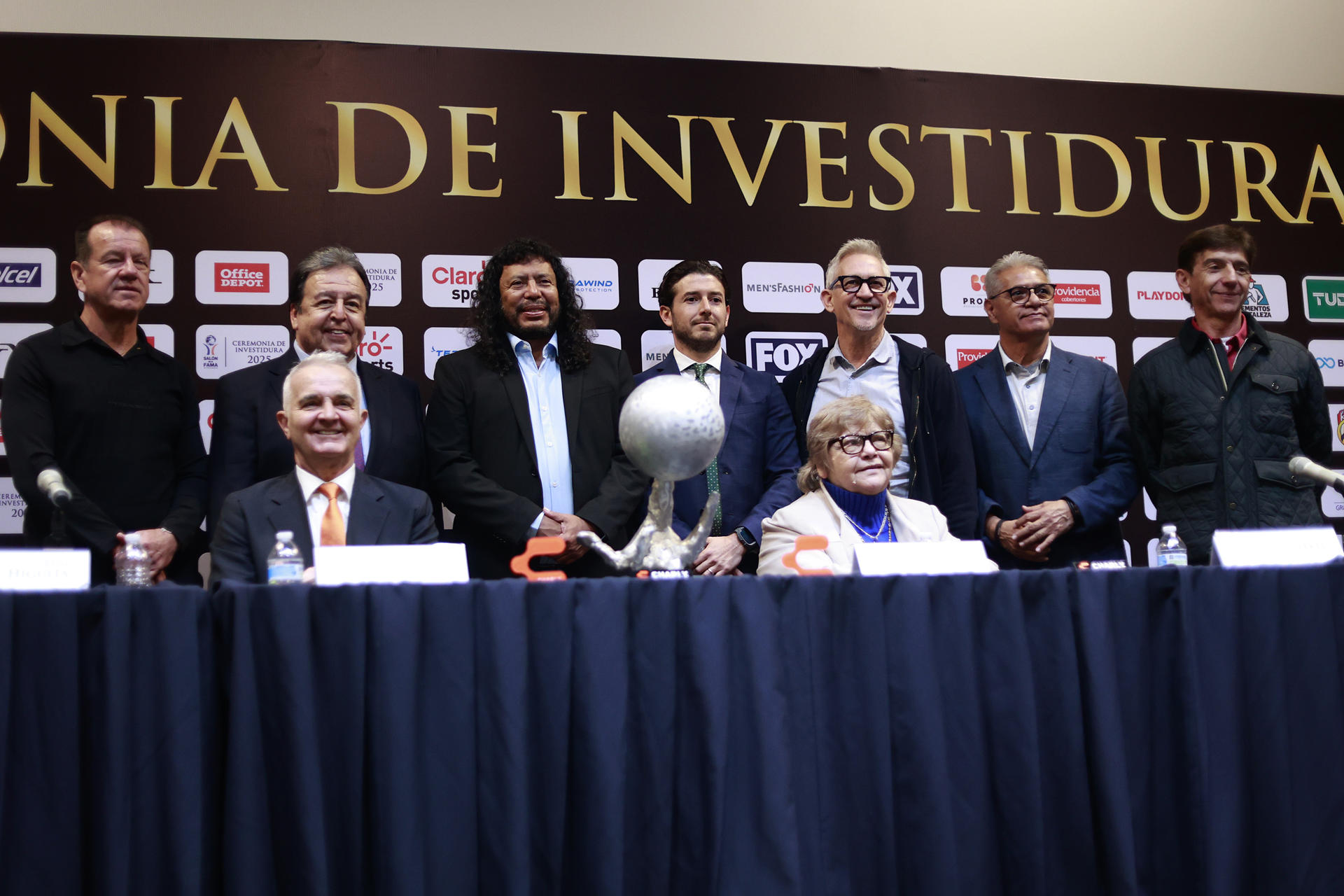 MEX8377. PACHUCA (MÉXICO), 11/11/2025.- El exfutbolista brasileño 'Dunga' (i), el periodista mexicano Antonio Moreno (2-i), el colombiano René Higuita (3-i), el inglés Gary Lineker (3-d), los mexicanos Luis Flores (2-d) y Miguel España (d) y abajo el brasileño Milton Queiroz 'Tita' posan este martes, en una rueda de prensa previo a su ingreso al Salón de la Fama del fútbol nacional e internacional en Pachuca (México). EFE/ David Martínez Pelcastre
