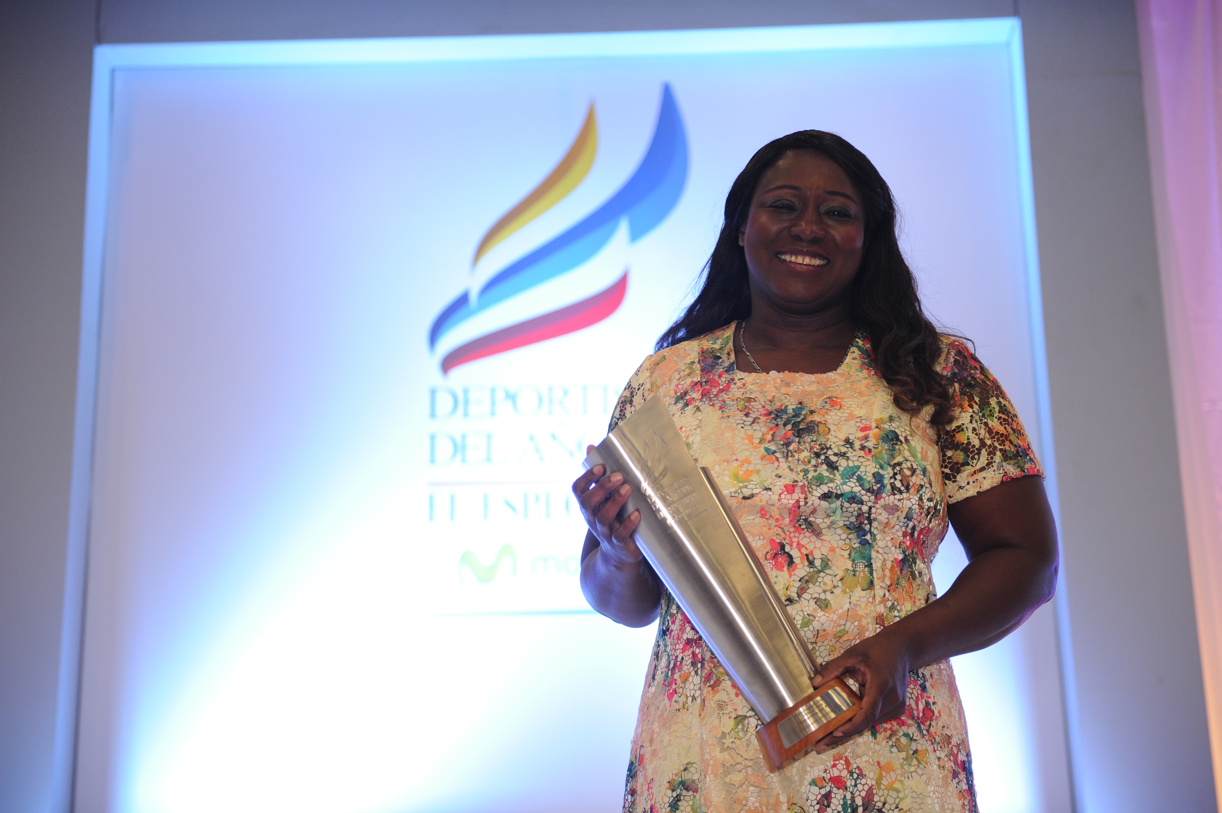 Expesista colombiana, recibe el galardón Vida y Obra del Deportista del Año 2016 El Espectador-Movistar, de manos de Clara Luz Roldán, directora de Coldeportes (izq-der).