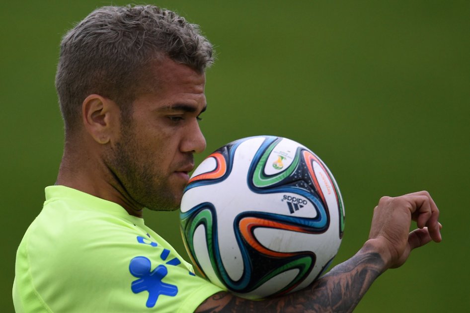 Barcelona confirmó que el contrato de Dani Alves finaliza en 2015