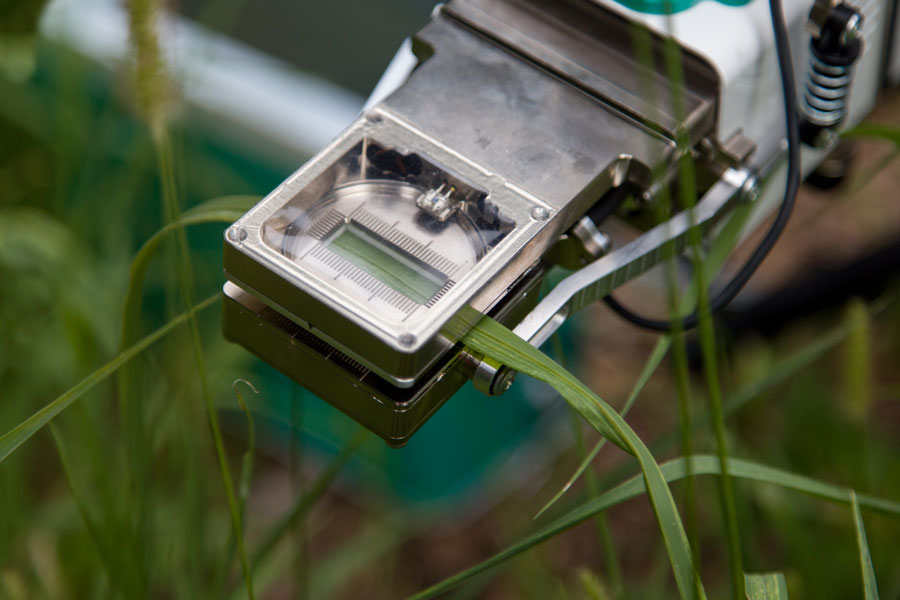 Con este aparato, los investigadores miden la fotosíntesis y el intercambio de gases en las hojas de las plantas.