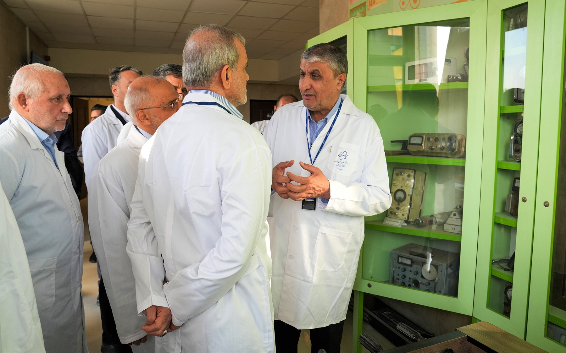TEHRAN (IRAN(Islamic Republic Of)), 02/11/2025.- A handout photo made available by the Iranian Atomic Organization office (AEOI) shows Iranian President Masoud Pezeshkian (C) and head of Iran's Atomic Energy Organization Mohammad Eslami (R) visiting Tehran's nuclear power plant in Tehran, Iran, 02 November 2025. (Teherán) EFE/EPA/IRAN ATOMIC ORGANISATION OFFICE HANDOUT HANDOUT EDITORIAL USE ONLY/NO SALES
