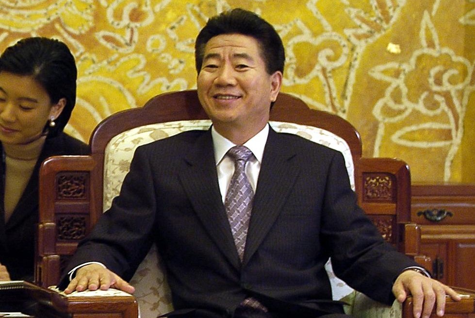 Corea del SurRoh Moo-hyun (2009)Foto: Wikimedia CommonEl expresidente de Corea del Sur, Roh Moo-Hyun se suicidó el 26 de mayo de 2009 al lanzarse a un precipicio. Roh tenía 62 años y estaba siendo investigado por supuestos actos de corrupción durante su mandato (2003-2008). El líder surcoreano había ido de excursión cerca de su casa y debajo de una montaña rocosa se encontró su cuerpo sin vida. En principio se pensó que su muerte había sido accidental, pero horas después su familia encontró una nota en su computador en la cual les pedía no llorar su muerte y además dejaba instrucciones para su cremación.