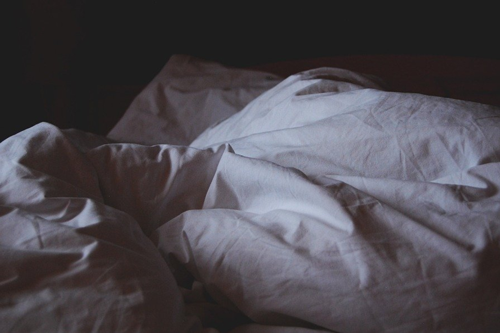 ¿Por qué no se debe tender la cama justo después de levantarse?