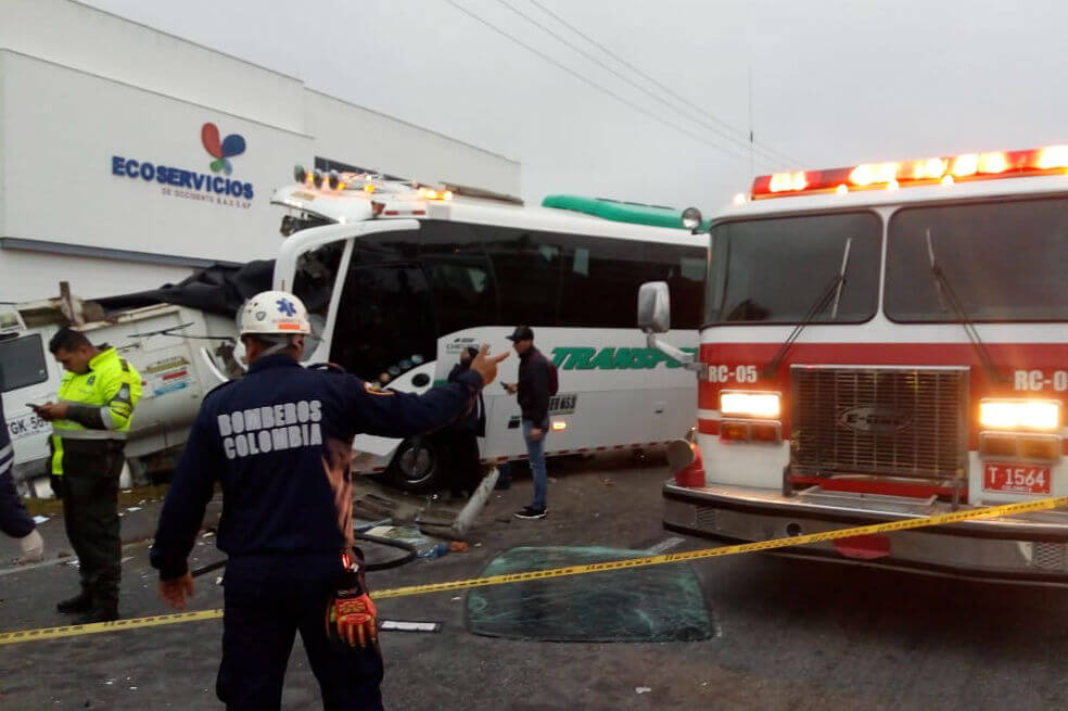 Dos muertos y al menos 30 heridos dejó accidente de tránsito en la vía Bogotá – Medellín