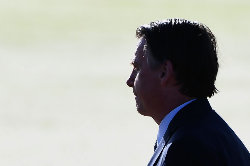 Bolsonaro se echa para atrás y prohíbe que civiles porten fusiles en Brasil