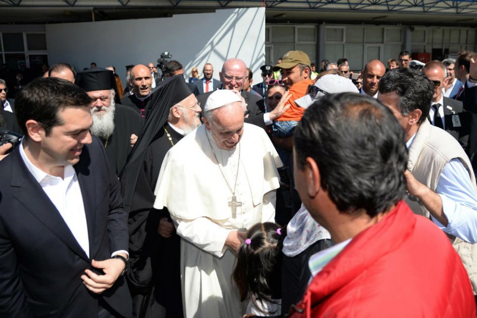 El papa se lleva consigo a 10 refugiados en su regreso a Roma