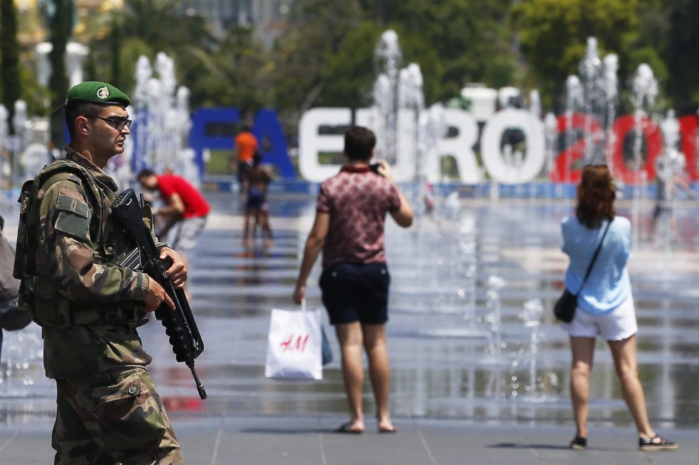 Soldados del ejército francés vigilan una plaza de Niza antes del comienzo de la Eurocopa. / EFE