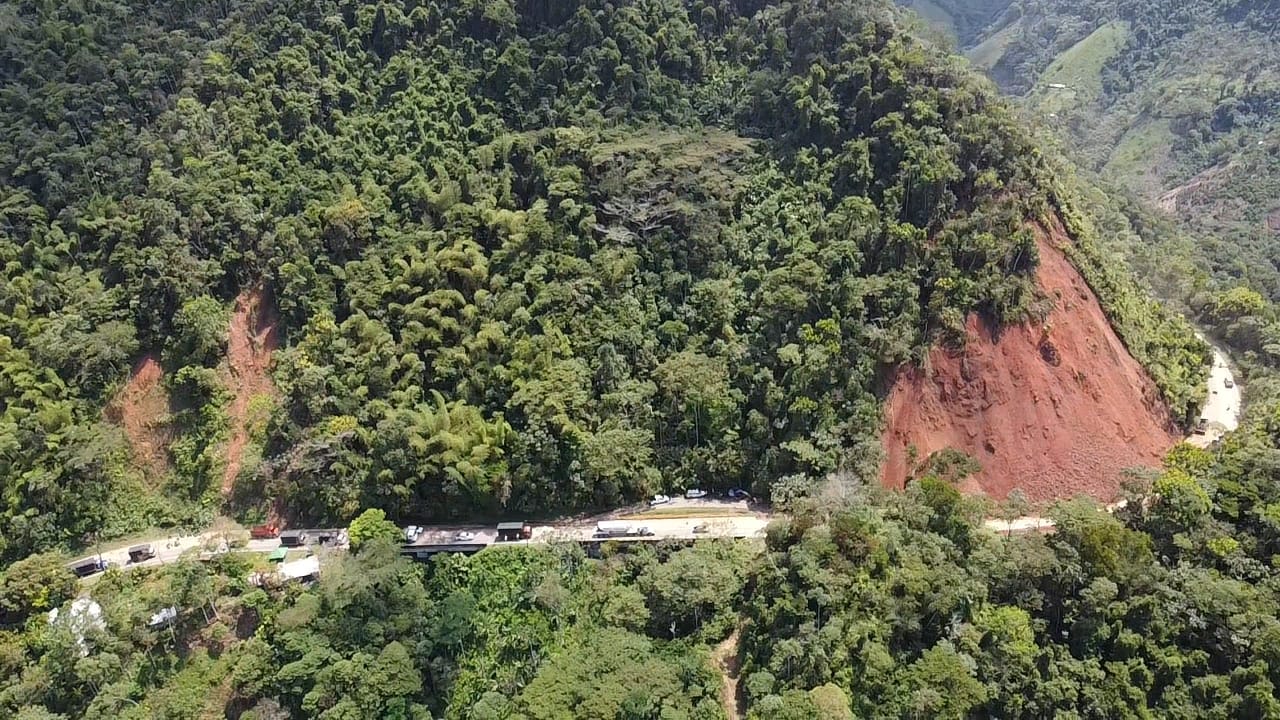 Por lluvias e inestabilidad geológica cierran vía Medellín – Bogotá
