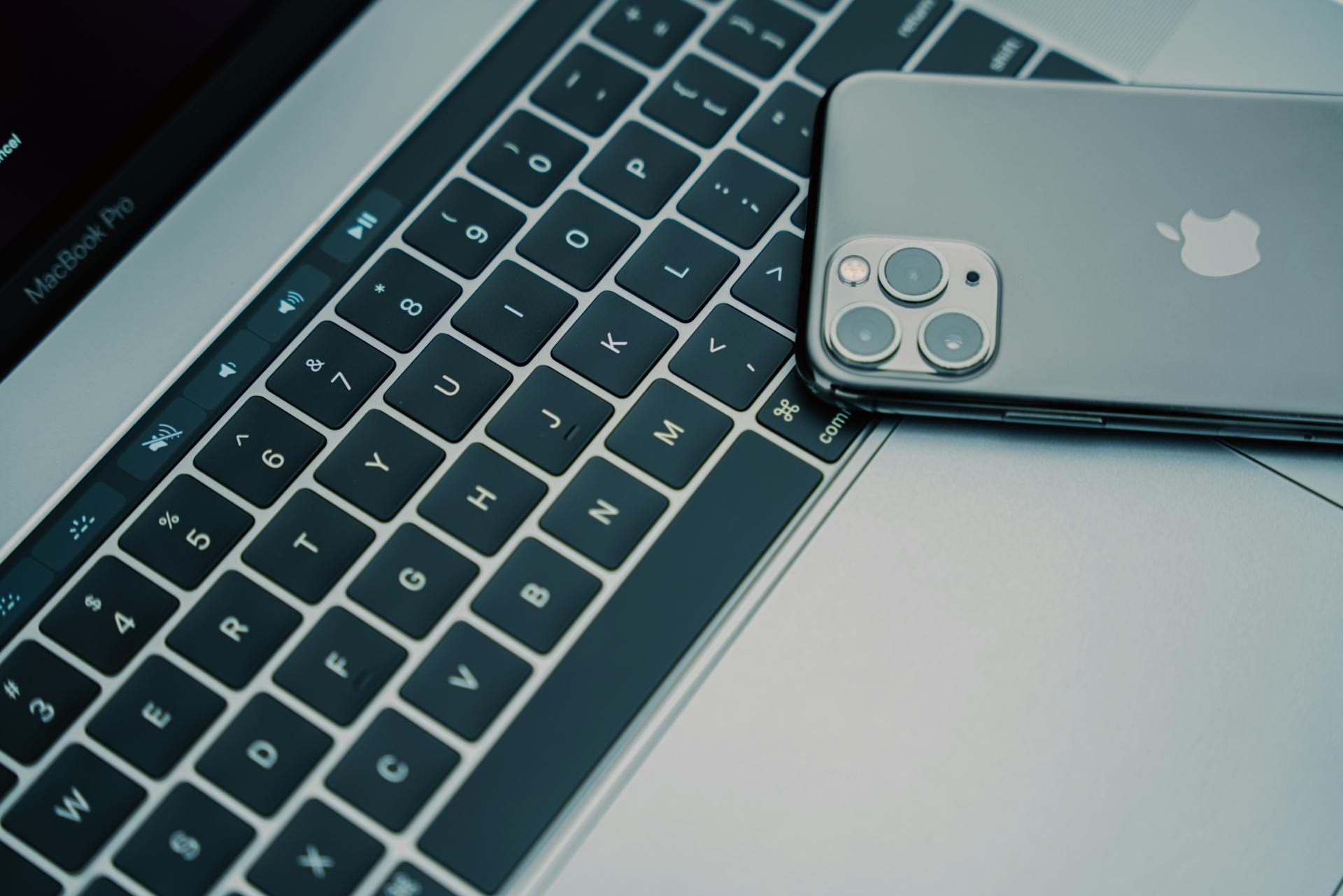 Usar un cargador pirata o genérico podría dañar irreversiblemente la batería de su iPhone.