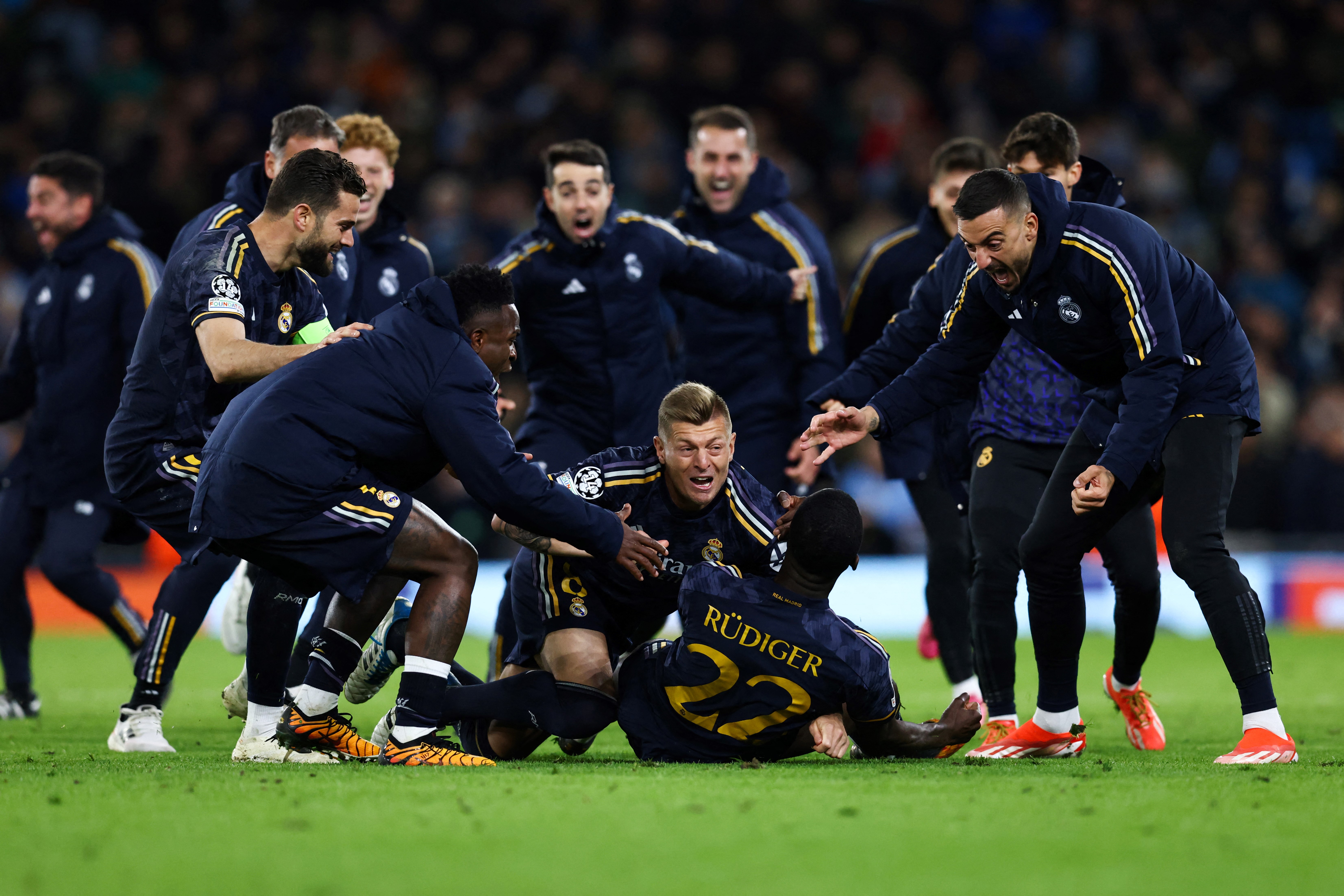 Antonio Rüdiger celebra con sus compañeros tras marcar el tanto ganador durante la tanda de penaltis del partido de fútbol de vuelta de cuartos de final de la Champions League entre el Manchester City y el Real Madrid.