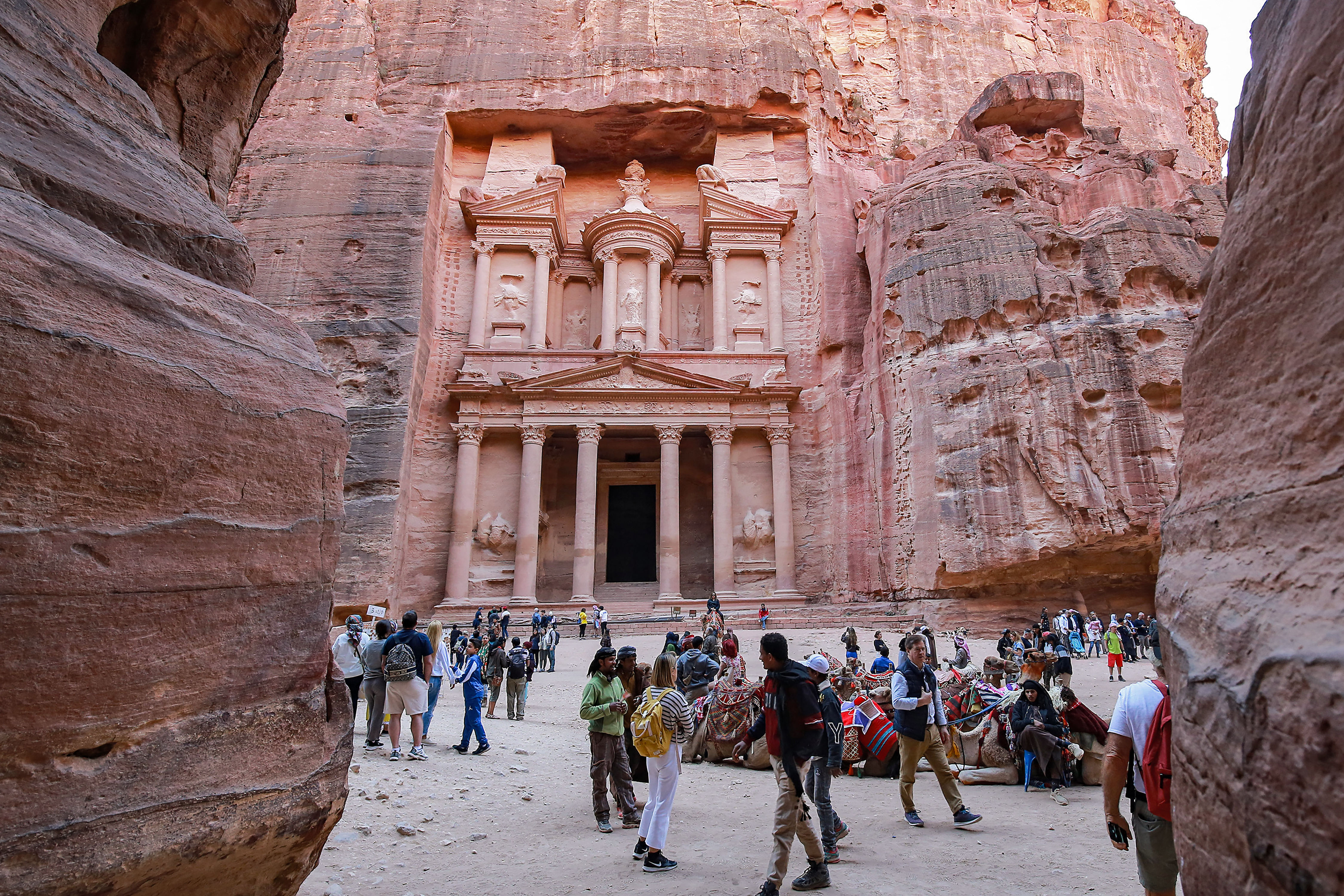 Turistas regresan a Petra, maravilla del desierto de Jordania