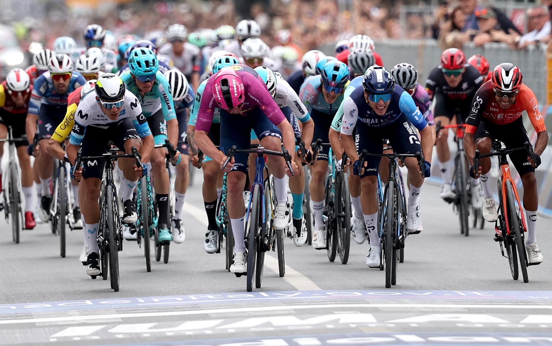 VLORE (Albania), 11/05/2025.- Danish rider Mads Pedersen (C) of team Lidl - Trek wins the sprint for the third stage of the Giro d'Italia cycling tour over 160km from Vlore to Vlore, Albania, 11 May 2025. (Ciclismo) EFE/EPA/GEORGI LICOVSKI
