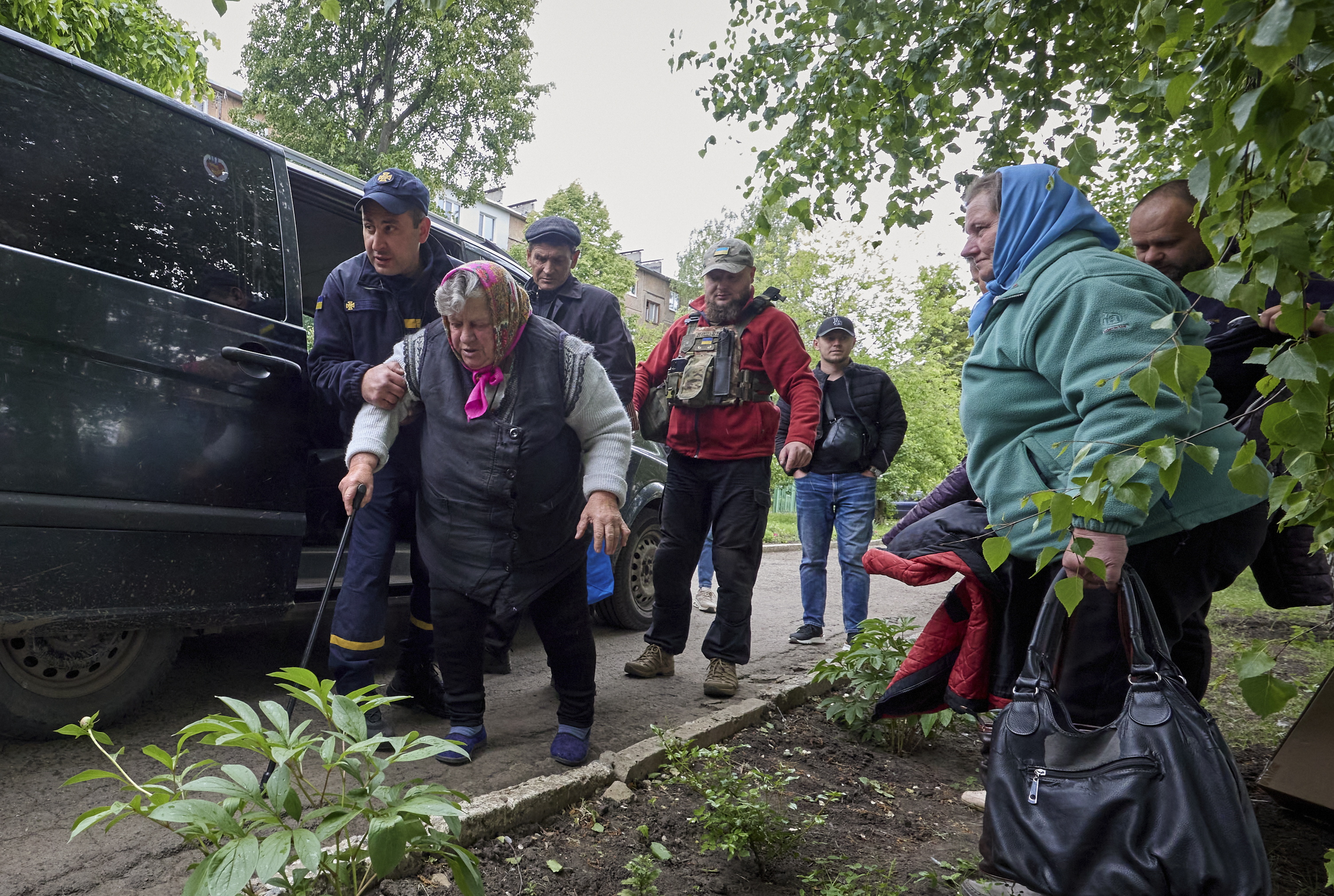 Kharkiv (Ukraine), 13/05/2024.- Volunteers help people at the evacuation center which receives people who were evacuated from territories close to the Russian border in Kharkiv, Ukraine, 13 May 2024 amid the Russian invasion. More than 4,000 residents from settlements in areas of the Kharkiv region bordering Russia have been evacuated as 'hostilities intensified', the head of the Kharkiv Military Administration Oleg Synegubov wrote on telegram. The evacuations follow a cross-border offensive by Russian forces, who claimed the capture of several villages in the region. Russian troops entered Ukrainian territory on 24 February 2022, starting a conflict that has provoked destruction and a humanitarian crisis. (Rusia, Ucrania) EFE/EPA/SERGEY KOZLOV 52358