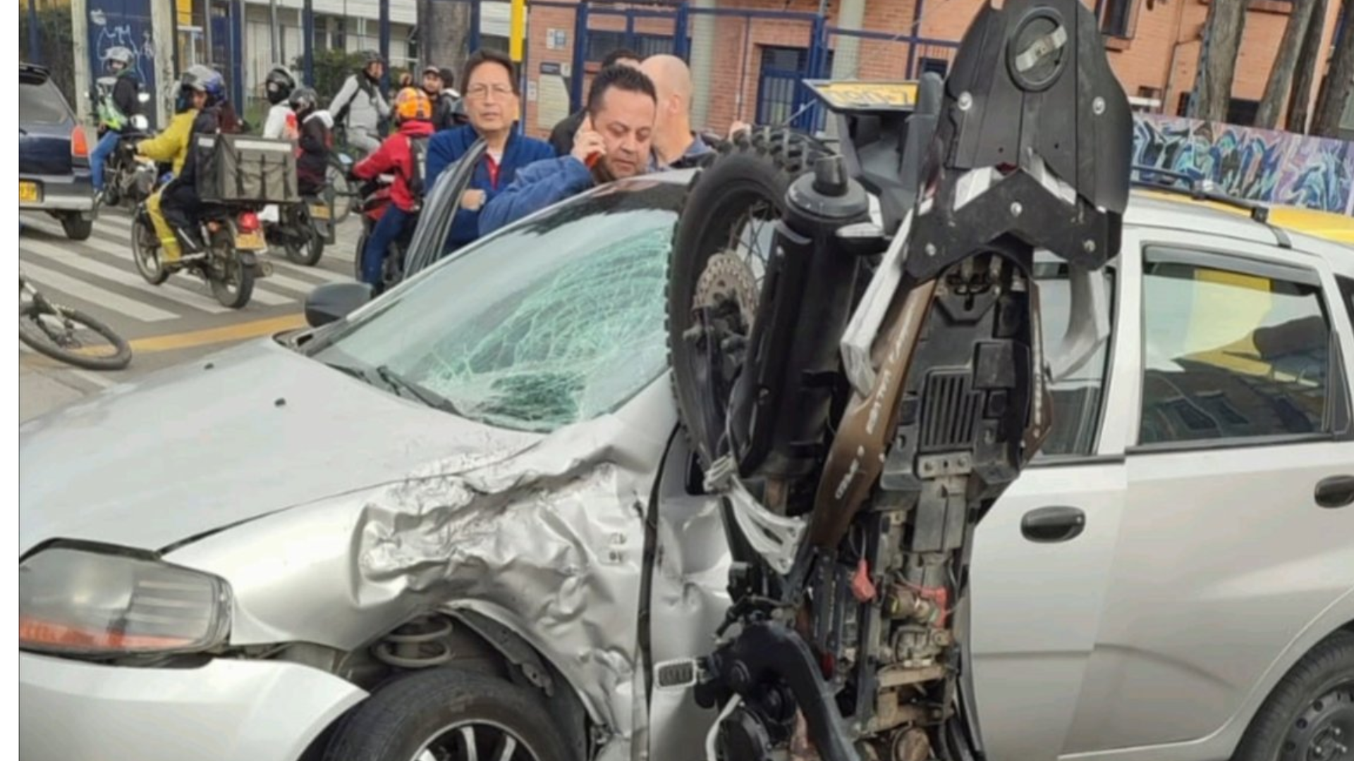 Impresionante accidente en la Avenida Caracas dejó un motociclista muerto