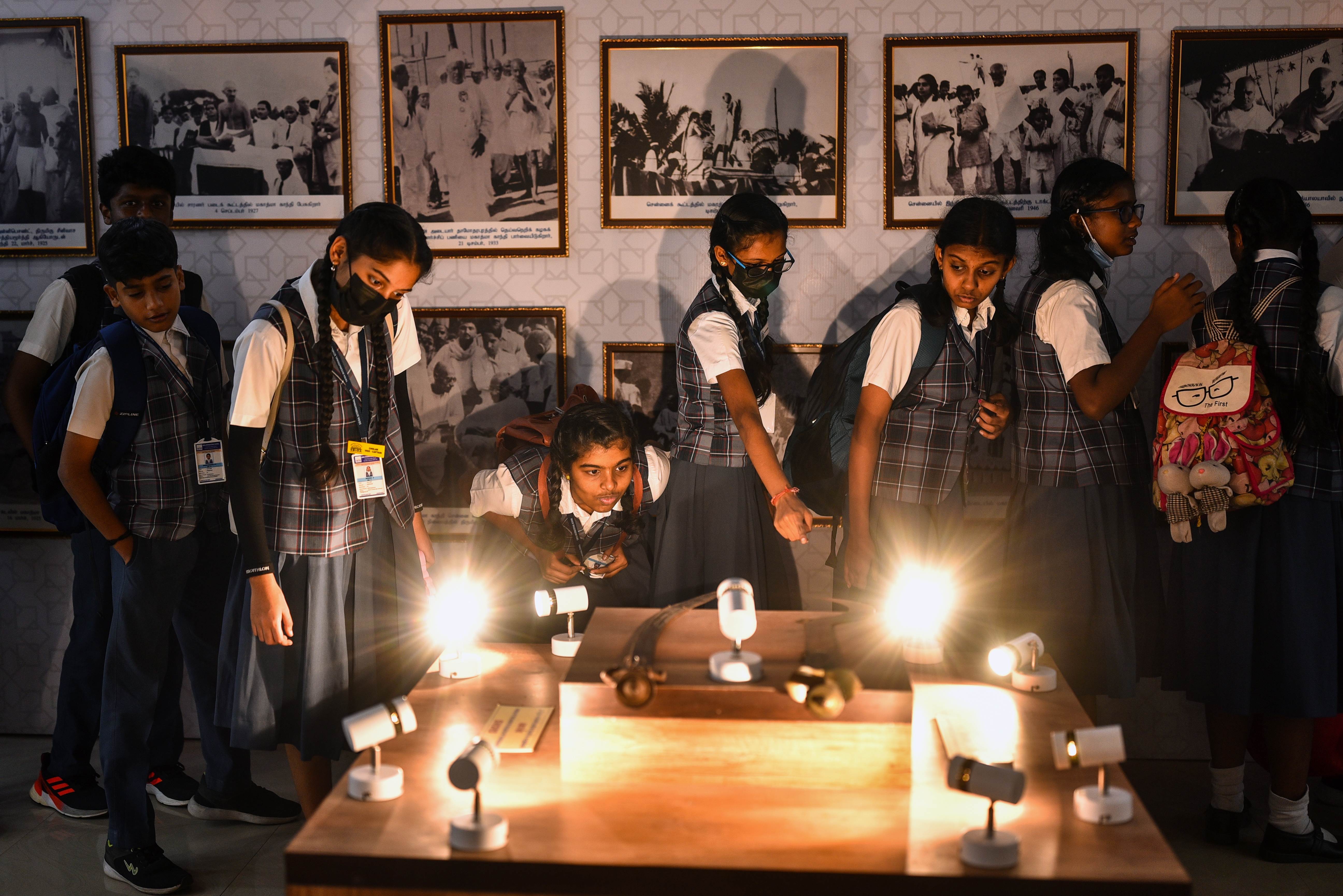 Chennai (India), 30/01/2023.- School students look at pictures of Mohandas Karamchand Gandhi on the occasion of Martyr's Day, marking his 75th death anniversary at Egmore Museum in Chennai, India 30 January 2023. Martyr's Day is observed annually on 30 January in India to commemorate the death of the father of the nation, Mahatma Gandhi, who was assassinated by Nathuram Vinayak Godse on 30 January 1948. The day is observed as a day of peace and non-violence. EFE/EPA/IDREES MOHAMMED