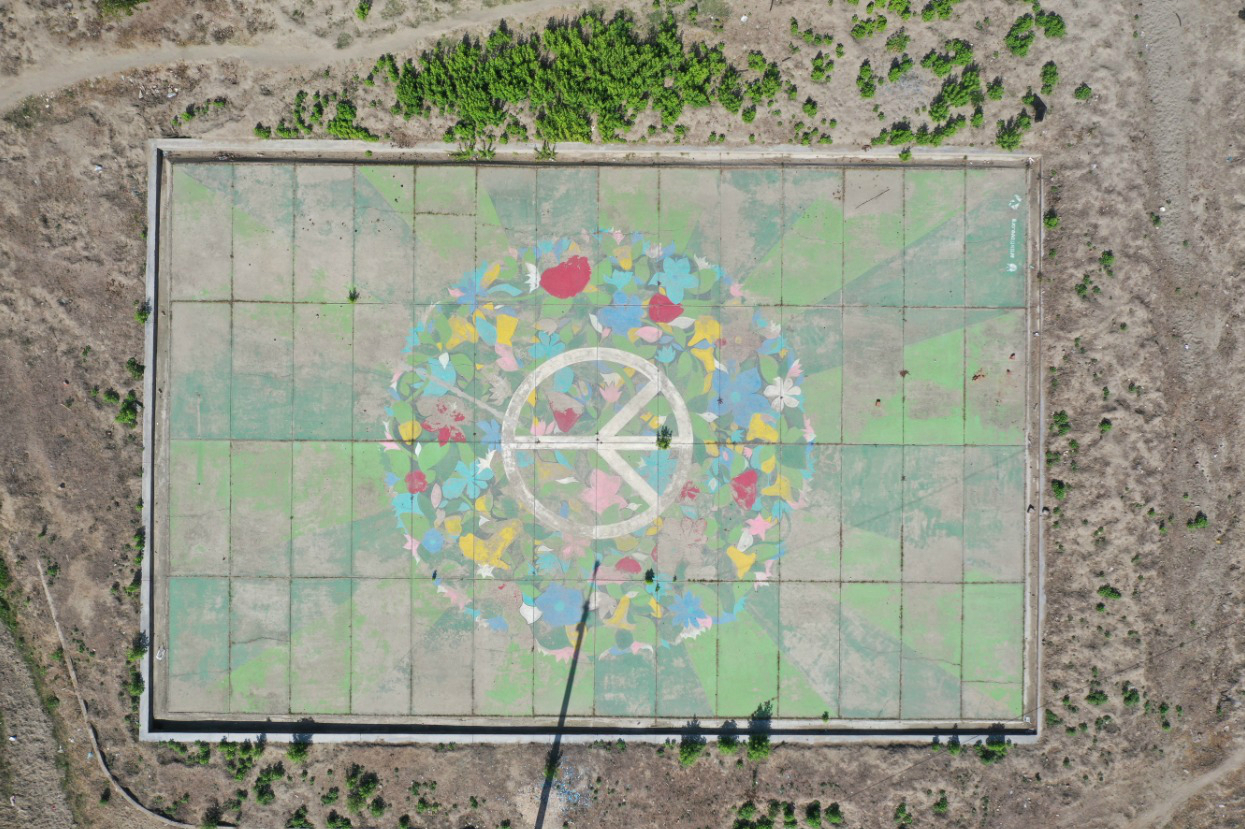 Imagen de dron. En esta cancha, el 16 de febrero del año 2000, los paramilitares asesinaron a 60 habitantes a quienes acusaban de auxiliar a la guerrilla.Iván Muñoz* * *
