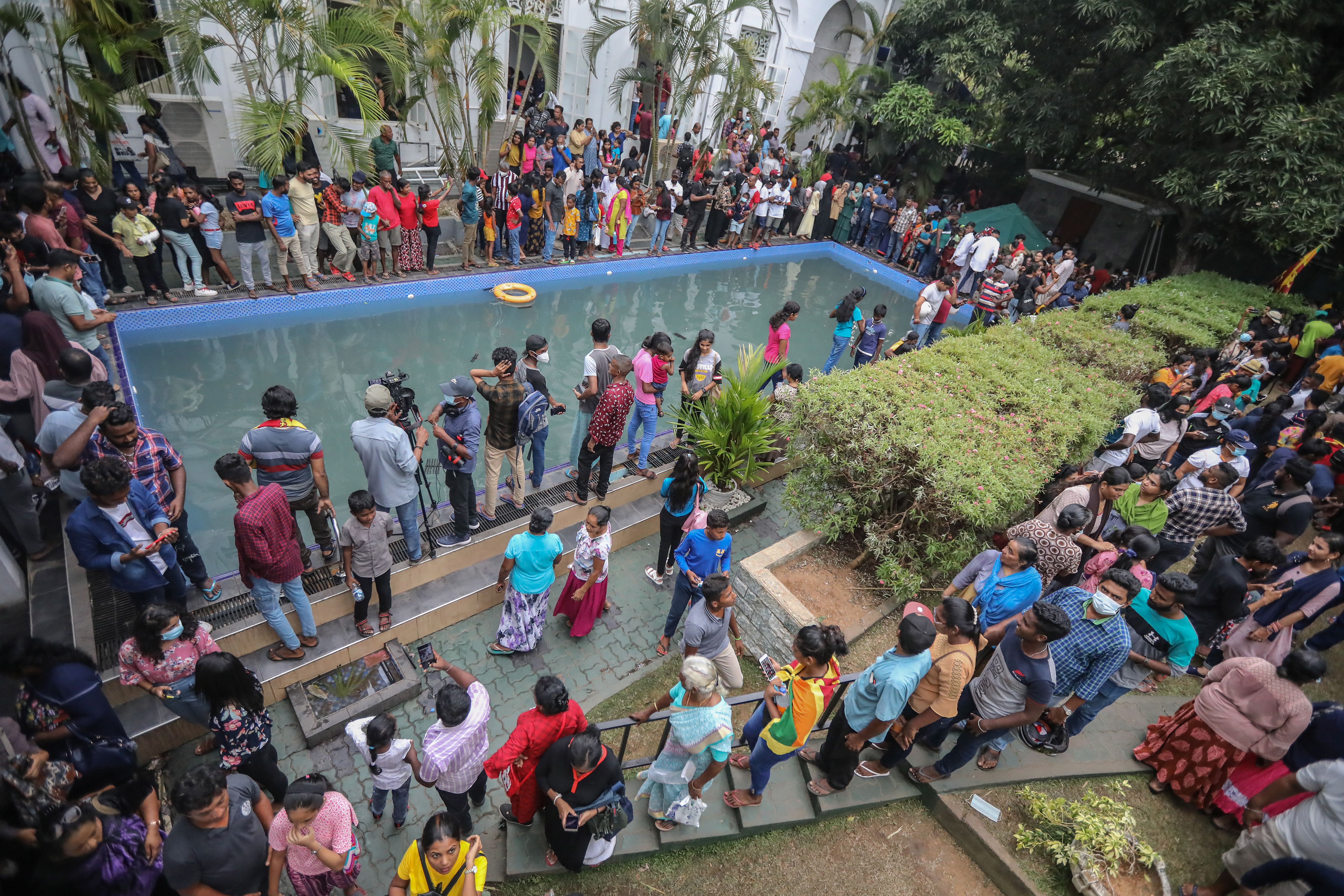El presidente huyendo y los manifestantes en su piscina: la crisis en Sri Lanka