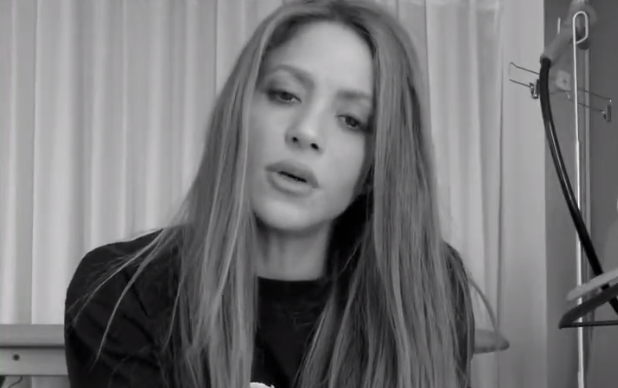 Video: Muy melancólica, Shakira sorprendió al cantar un fragmento de ‘Monotonía’