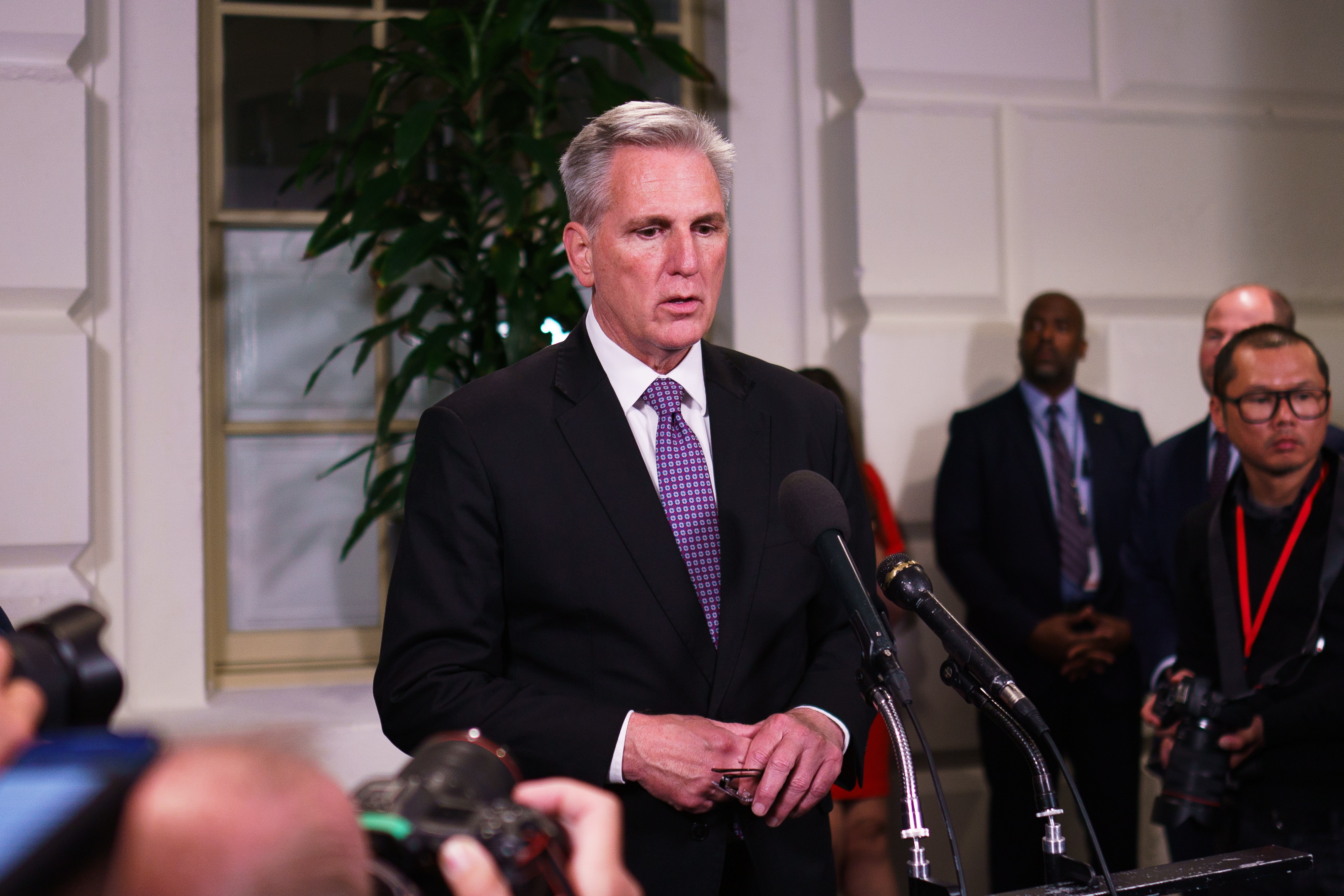 Washington Dc (United States), 29/09/2023.- House Speaker Kevin McCarthy addresses the media after a meeting of the House Republican Conference on Capitol Hill after the House earlier failed to pass a procedural vote on a stop-gap government funding plan, in Washington, DC, USA, 29 September 2023. As a government shutdown looms ahead, the Senate and House of Representatives are working on separate stop-gap government spending plans. EFE/EPA/WILL OLIVER