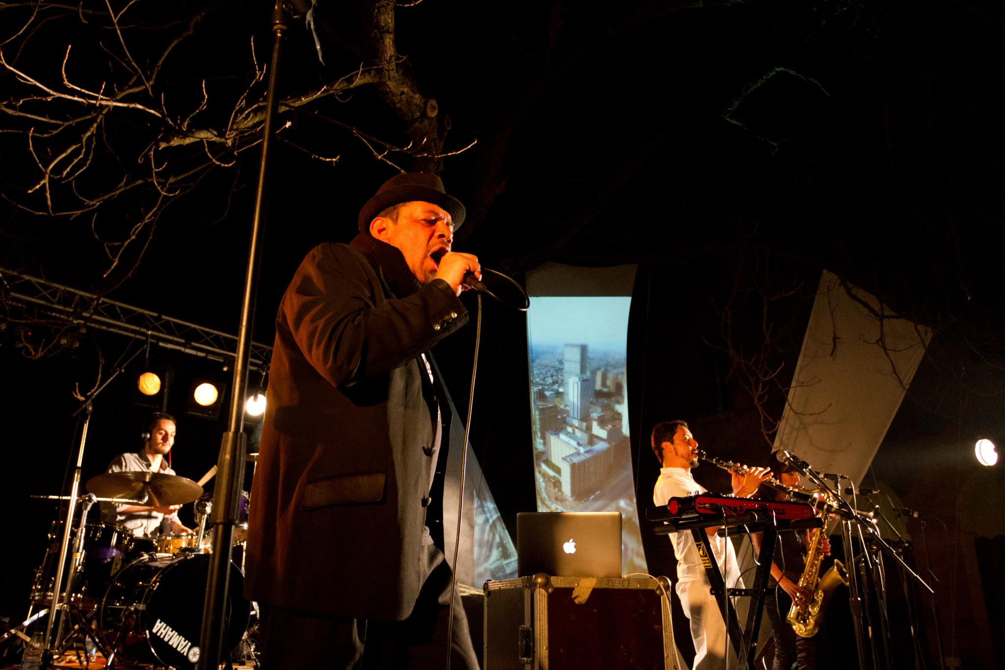 Bátori cantando en Toulouse, Francia, con Papaya Republik.
