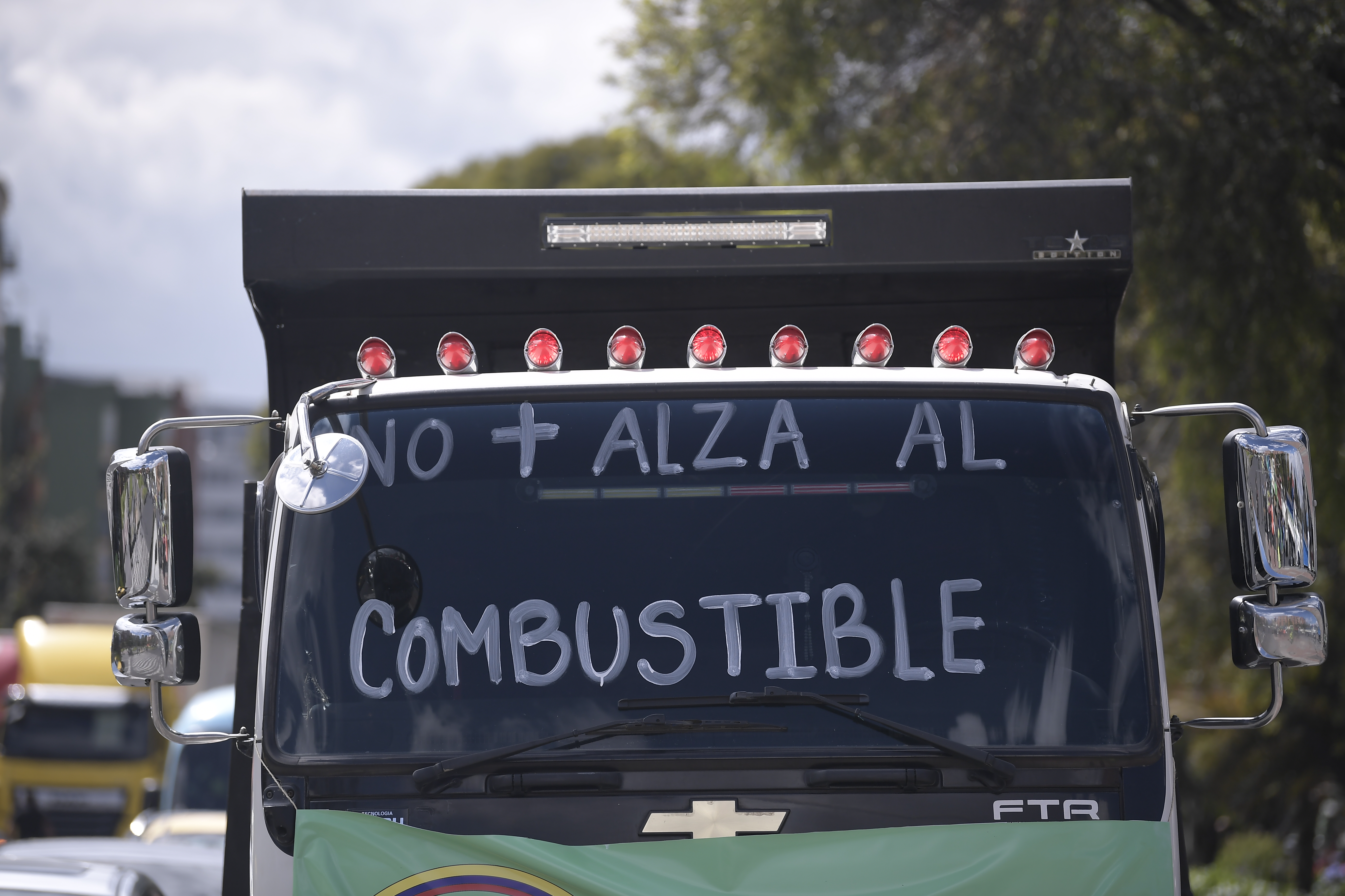 Decenas de transportadores de carga se manifestaron este lunes en la ciudad de Bogotá por el incremento del valor del combustible. Se movilizaron por varias vías de la capital hasta llegar al Ministerio de Transporte.