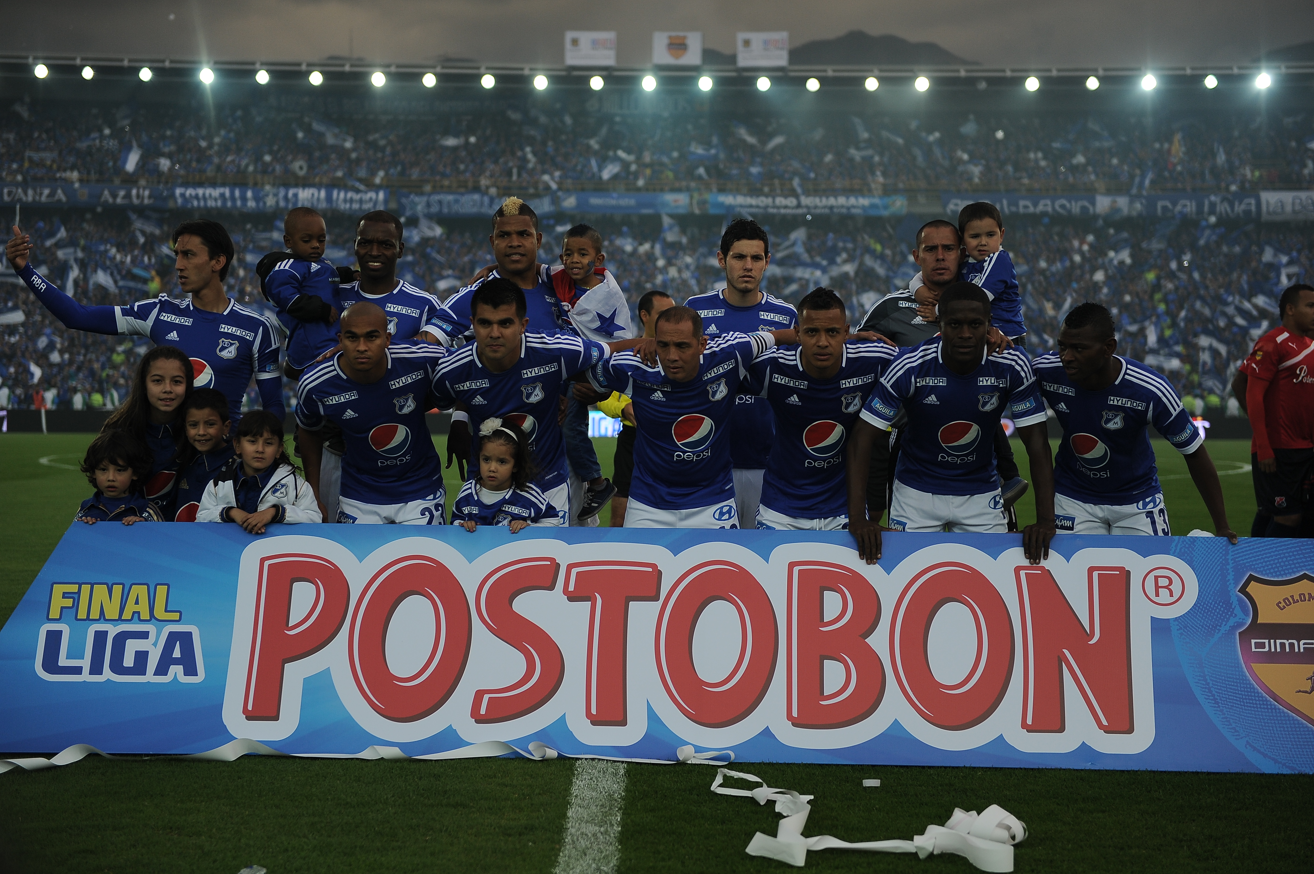 Formación y celebración de los jugadores de Millonarios al quedar campeón de la Liga Postobón II-2012 ante Independiente Medellín.