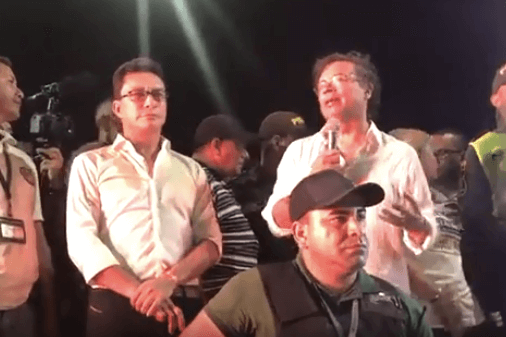 Con huevos atacaron al senador Gustavo Petro y a Carlos Caicedo en Ciénaga, Magdalena