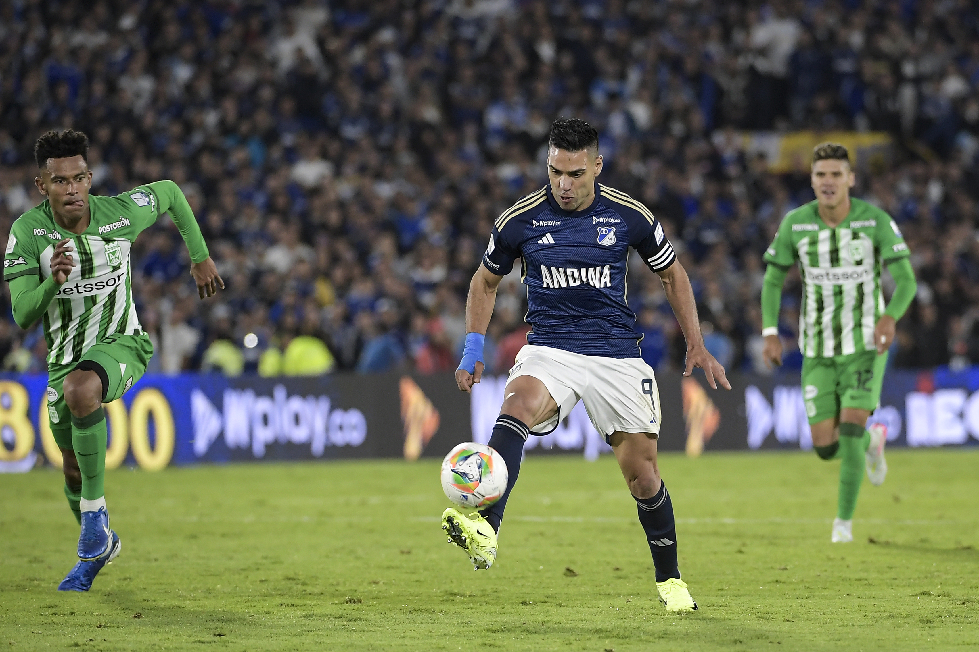 Jugador de Millonarios durante el compromiso ante Atlético Nacional por los cuadrangulares – jornada #3 en el Estadio El Campin de Bogotá