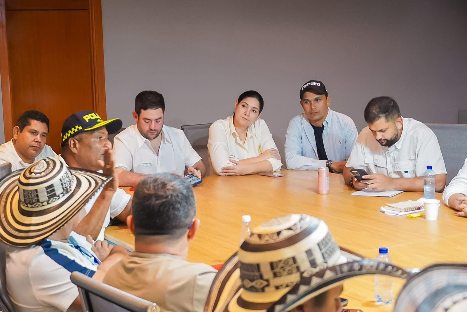 La controversia detrás de la foto de los alcaldes que se quedaron esperando a Petro