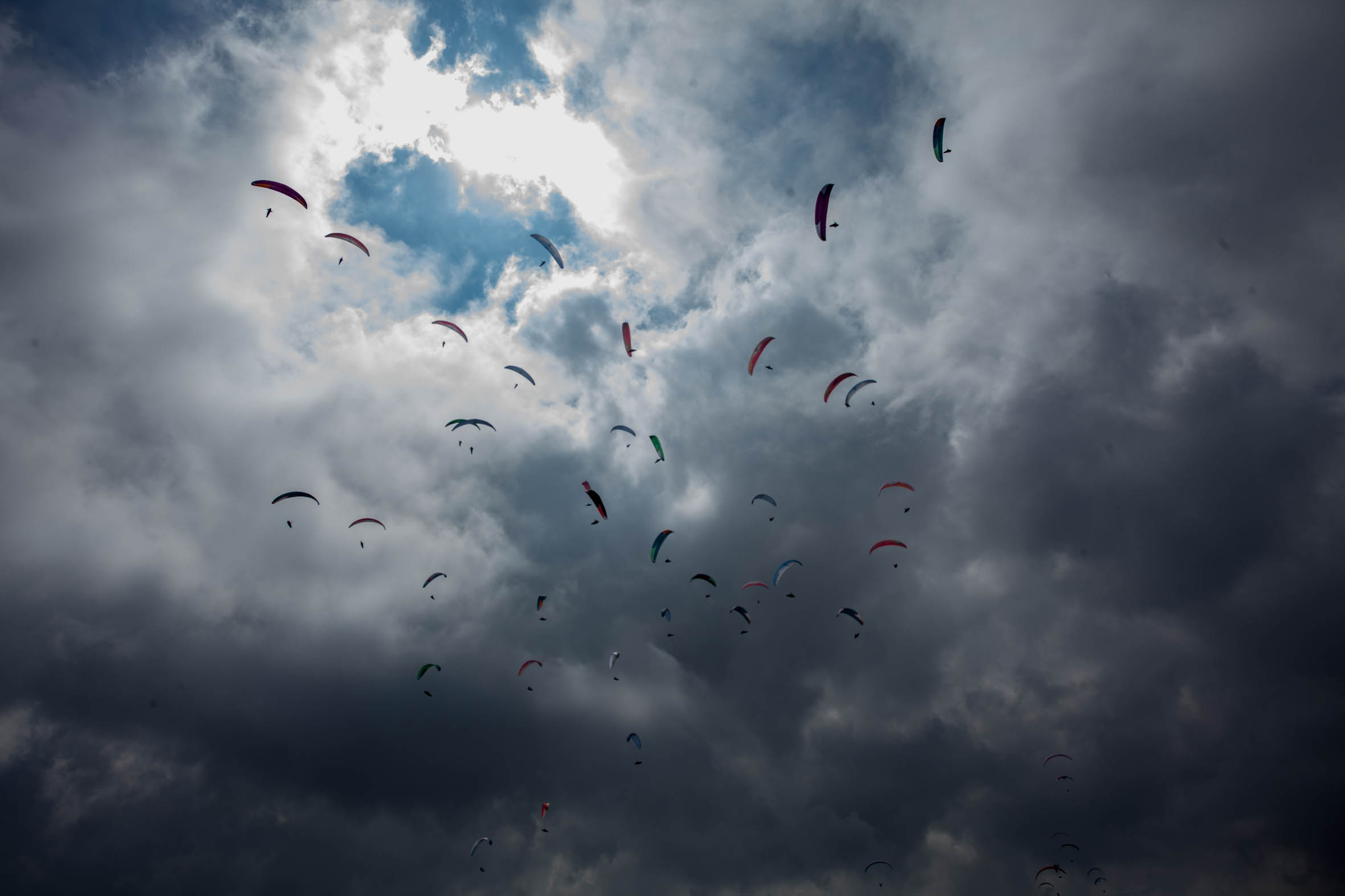 Vista del Valle del Cauca desde la optica de uno de los pilotos participantes de la Superfinal Paragliding World Cup durante el primer día de competencia. La prueba, que se vuela primera vez en Colombiallenará los cielos colombianos hasta el 26 de enero de 2013. En la SPWC participan los 140 mejores pilotos del mundo provenientes de 32 paises. Foto: Federico Rios