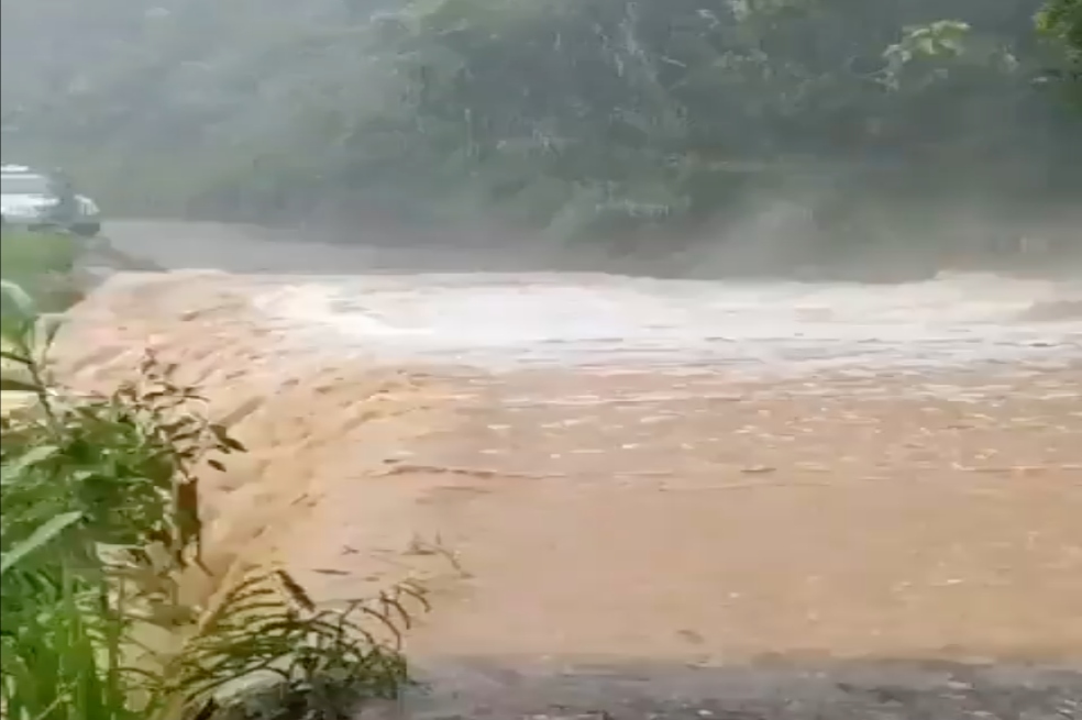 Inundaciones y derrumbes por lluvias en tres municipios de Santander