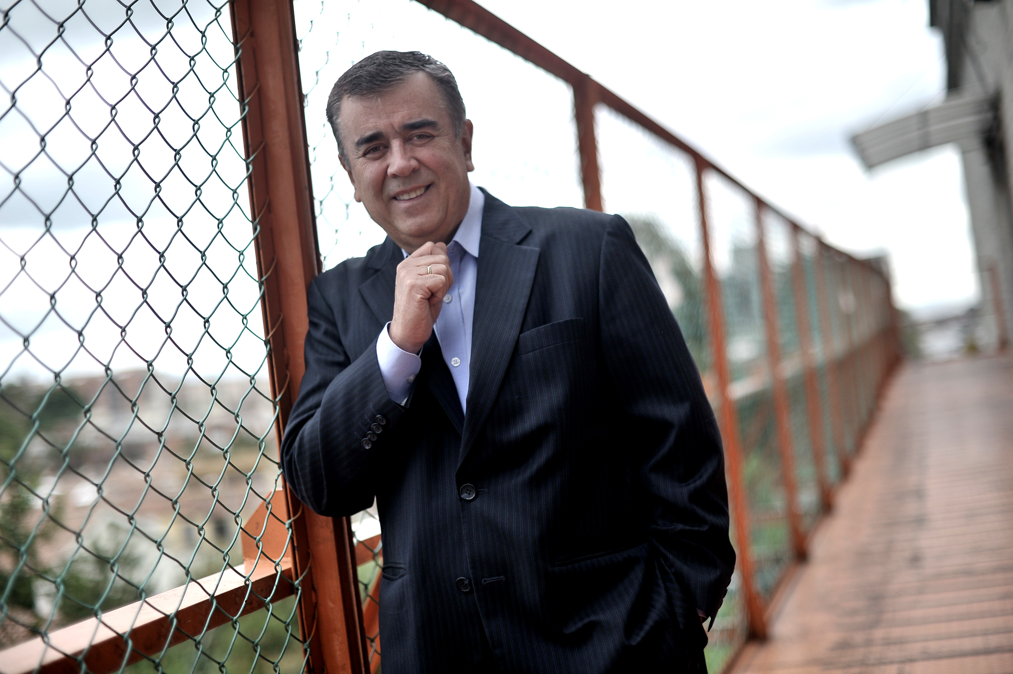 Periodista deportivo y presentador de Caracol noticias.
