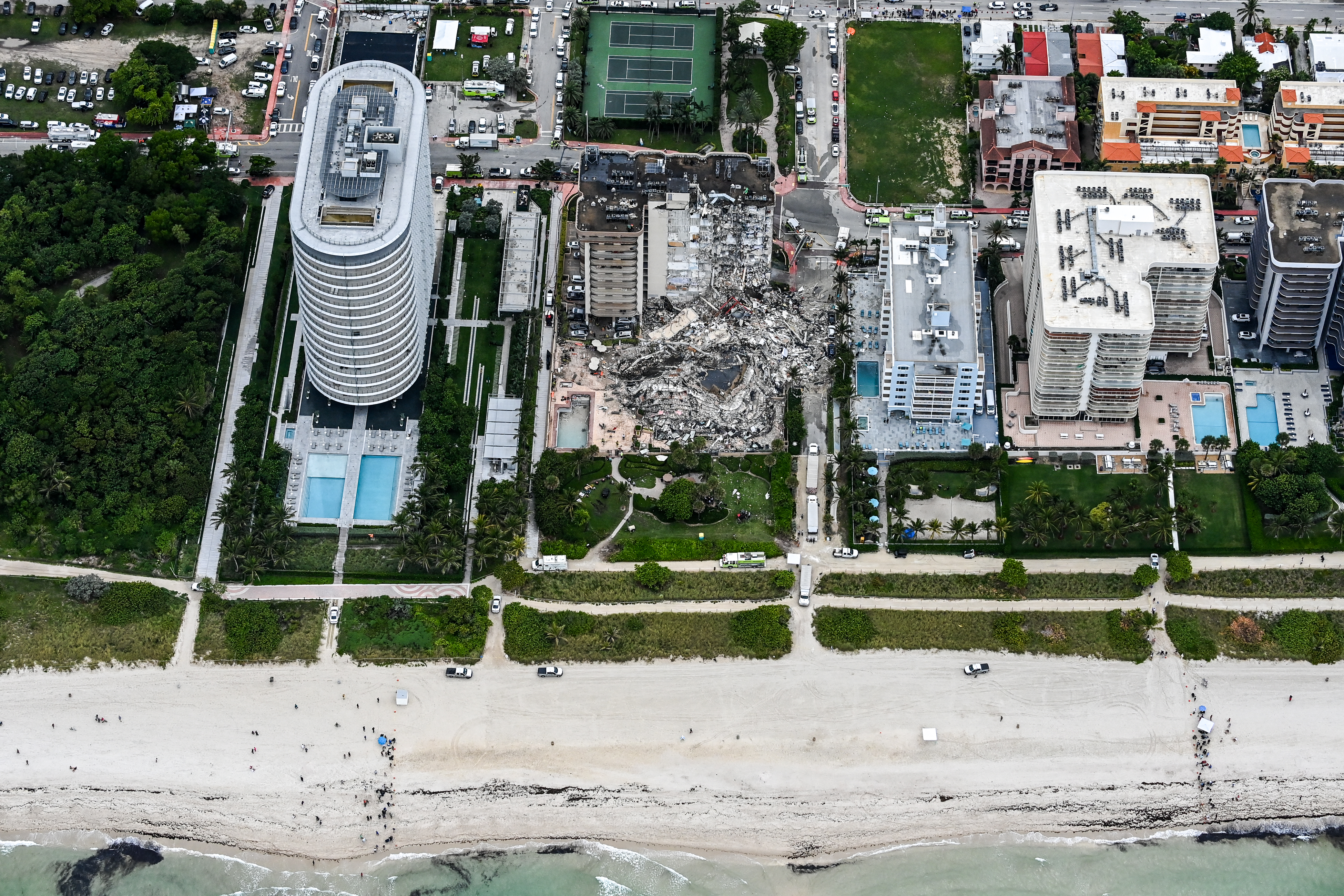 Derrumbe de edificio en Florida deja al menos 18 latinoamericanos desparecidos