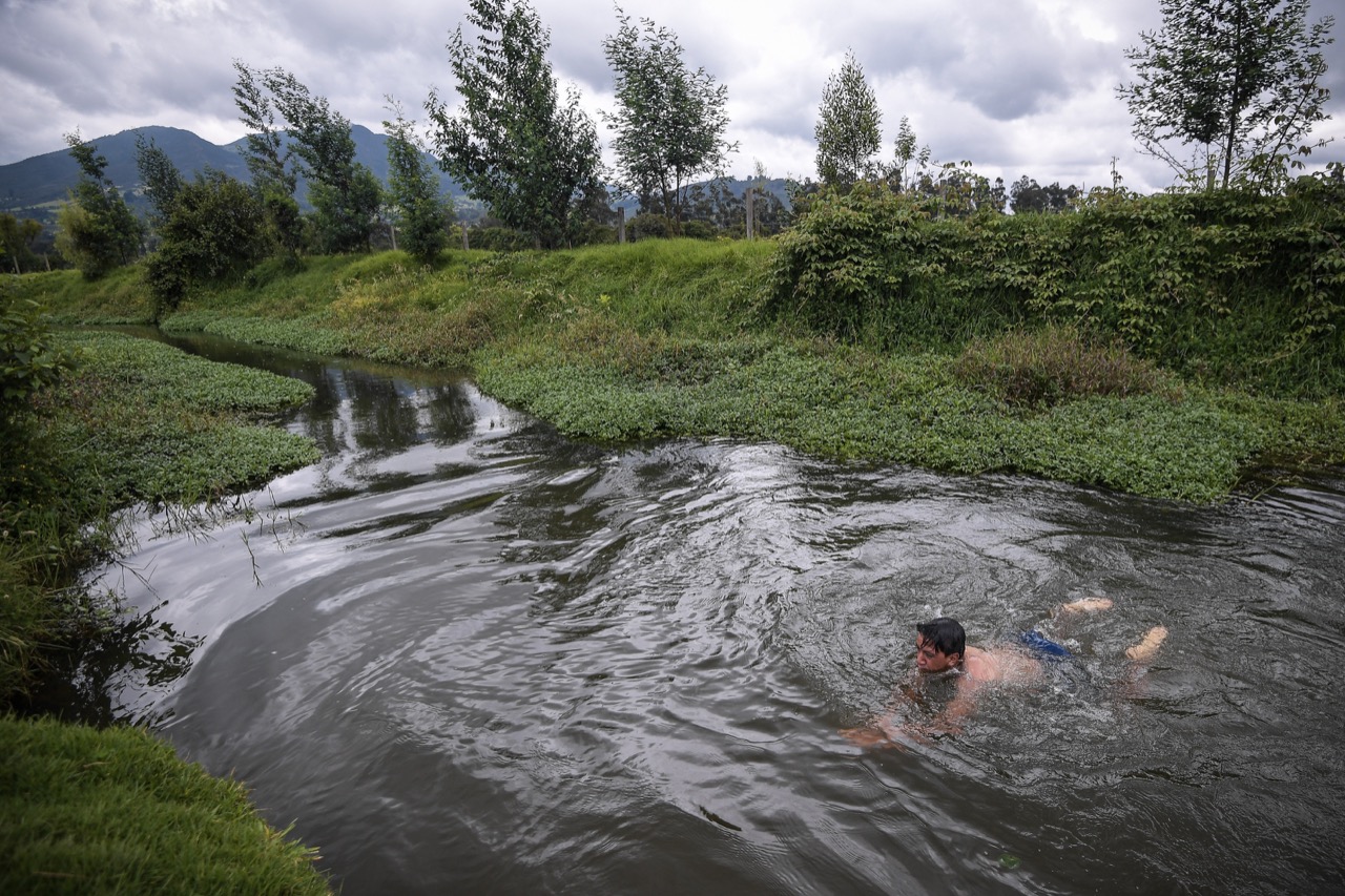 Niños bañándose en el Río Neusa