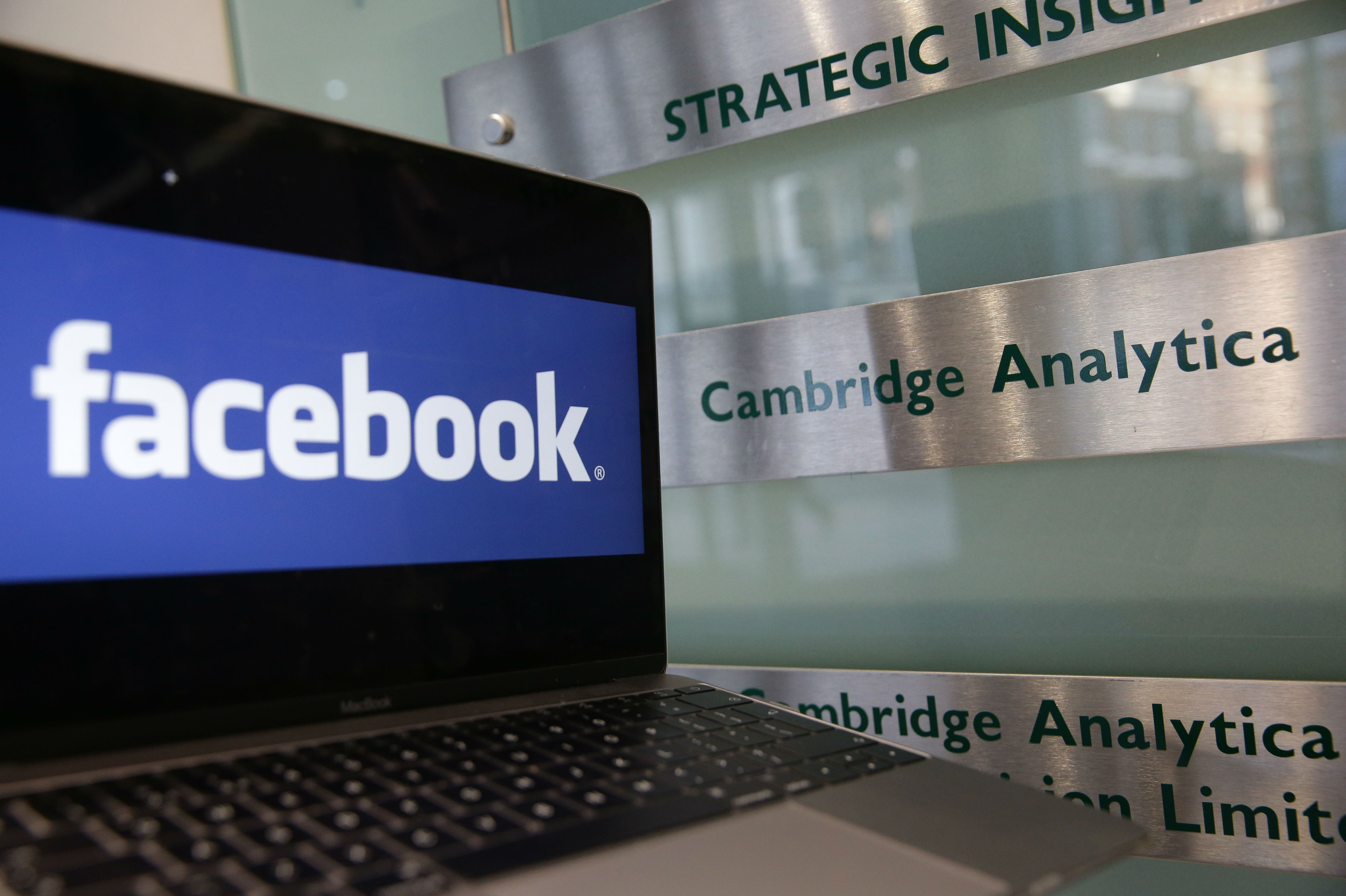 Pesquisa en EE.UU. dice que Cambridge Analytica engañó a usuarios de Facebook