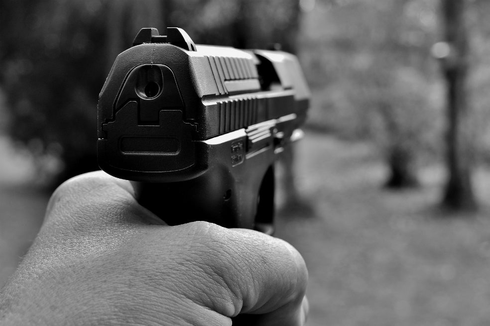 Detienen a italiano sospechoso de disparar a extranjeros desde un carro