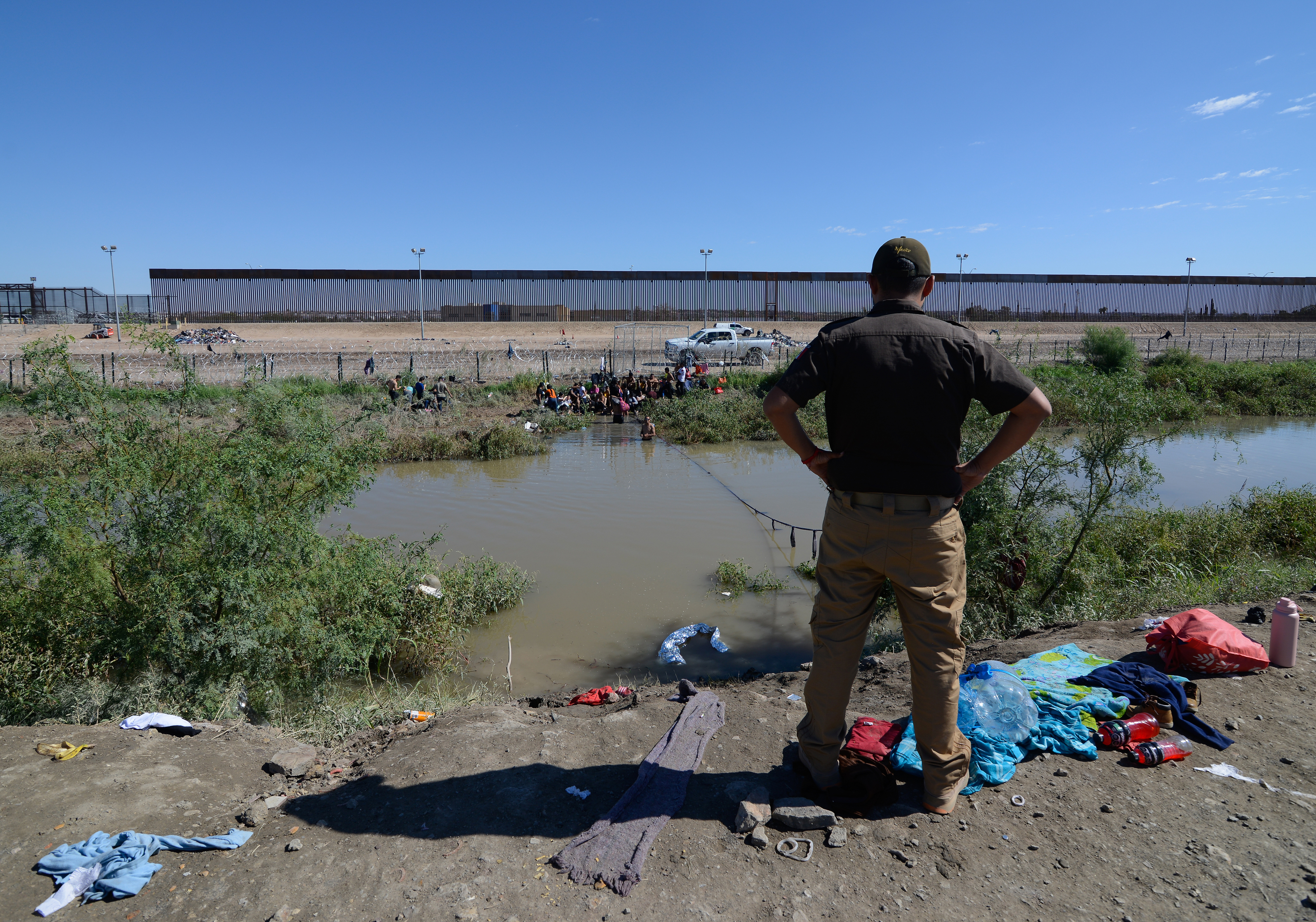 Las poco probables propuestas migratorias que enfrentan a Trump y DeSantis