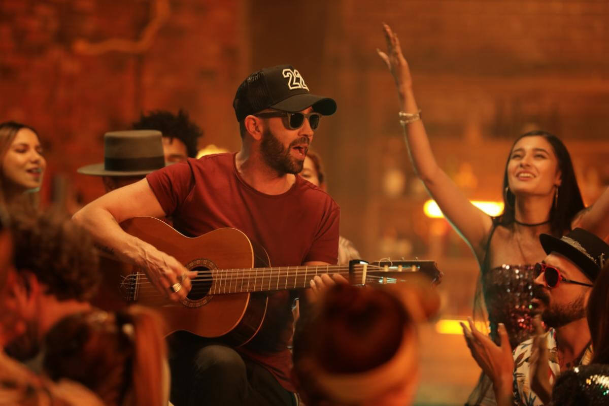 Lucas Arnau estrena el video de “Mientras tanto”