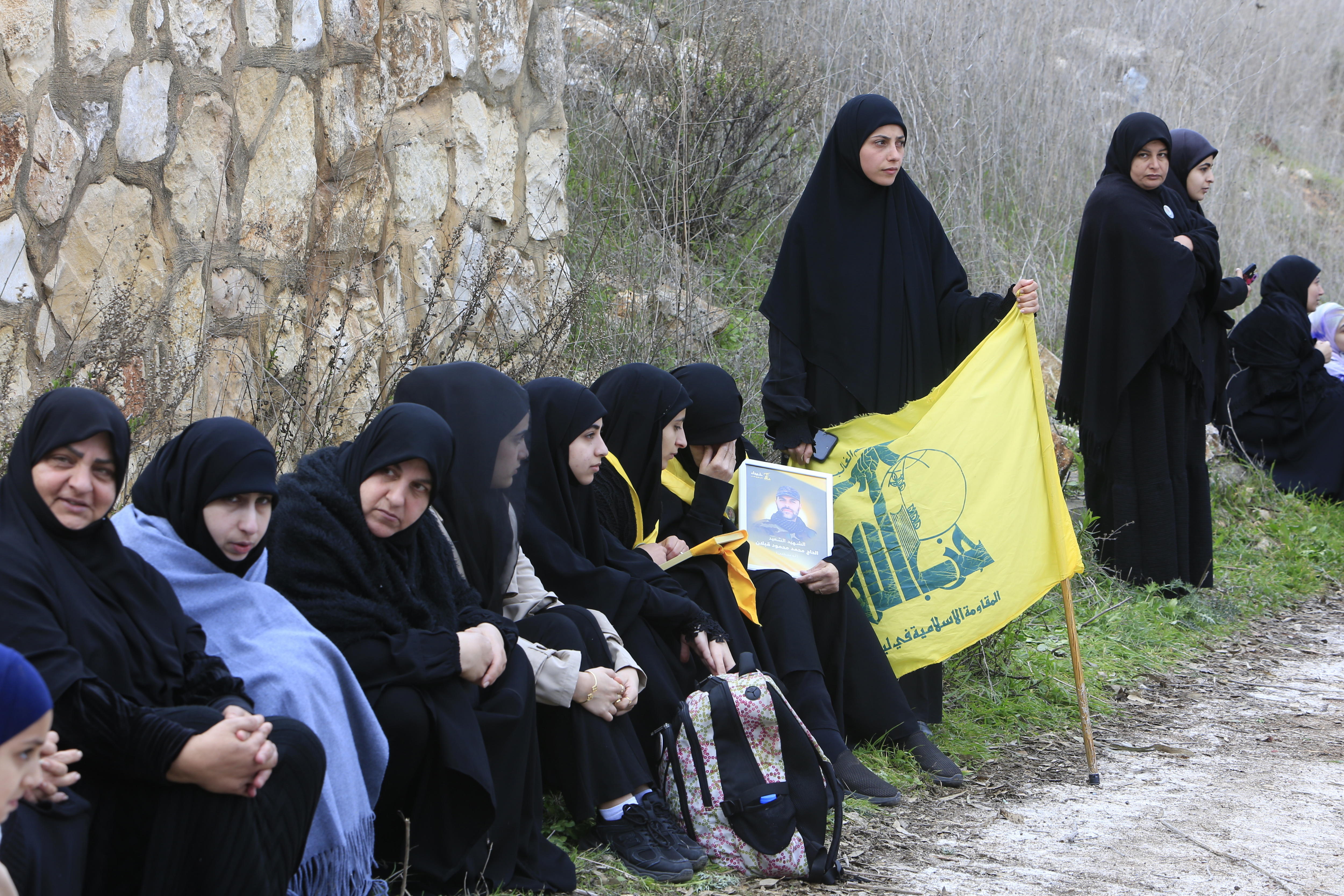 Meiss El Jabal (Lebanon), 26/01/2025.- A woman holds a flag of Hezbollah as people wait to return to their village, in Meiss al-Jabal, Marjayoun District, southern Lebanon, 26 January 2025. According to the Lebanese Ministry of Health more than a dozen people were killed when the Israeli army reportedly fired at Lebanese attempting to return to their villages in southern Lebanon. (Líbano, Hizbulá/Hezbolá) EFE/EPA/STR