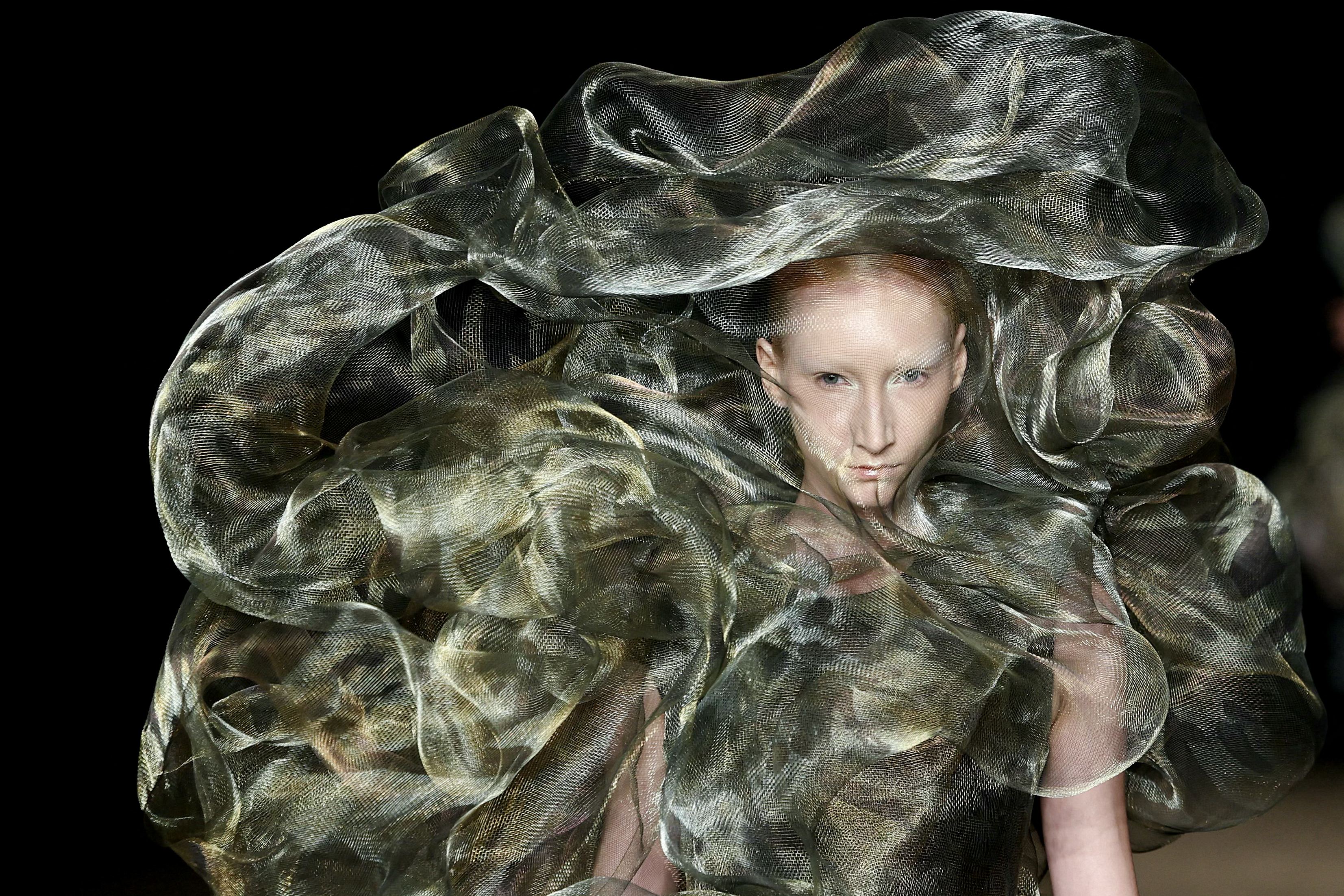 Iris Van Herpen viste a la mujer como una medusa en la Semana de la Alta Costura